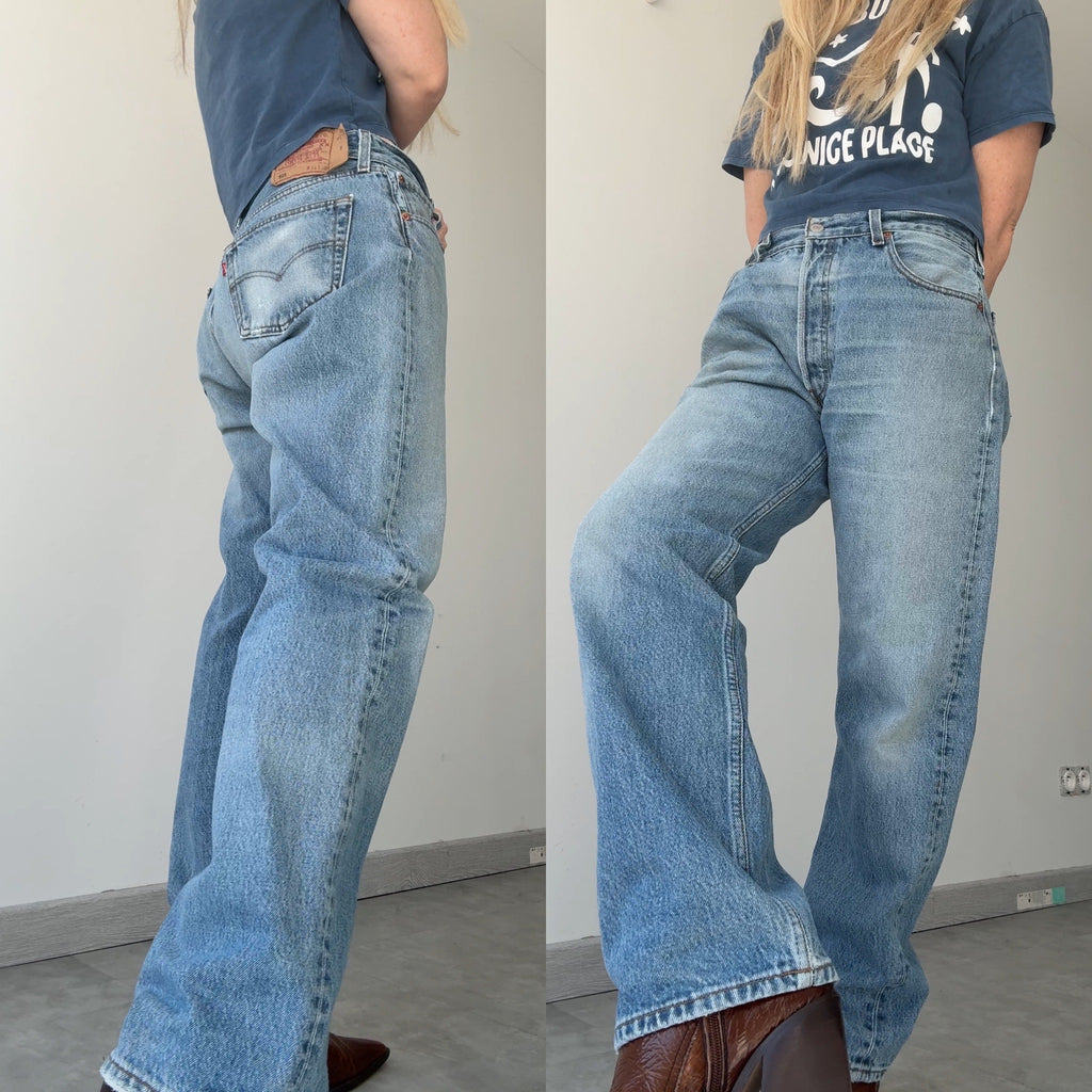 W32 L29 vintage Levis 501 31/32” measured medium blue denim Y2K Levi’s 501s wallet mark