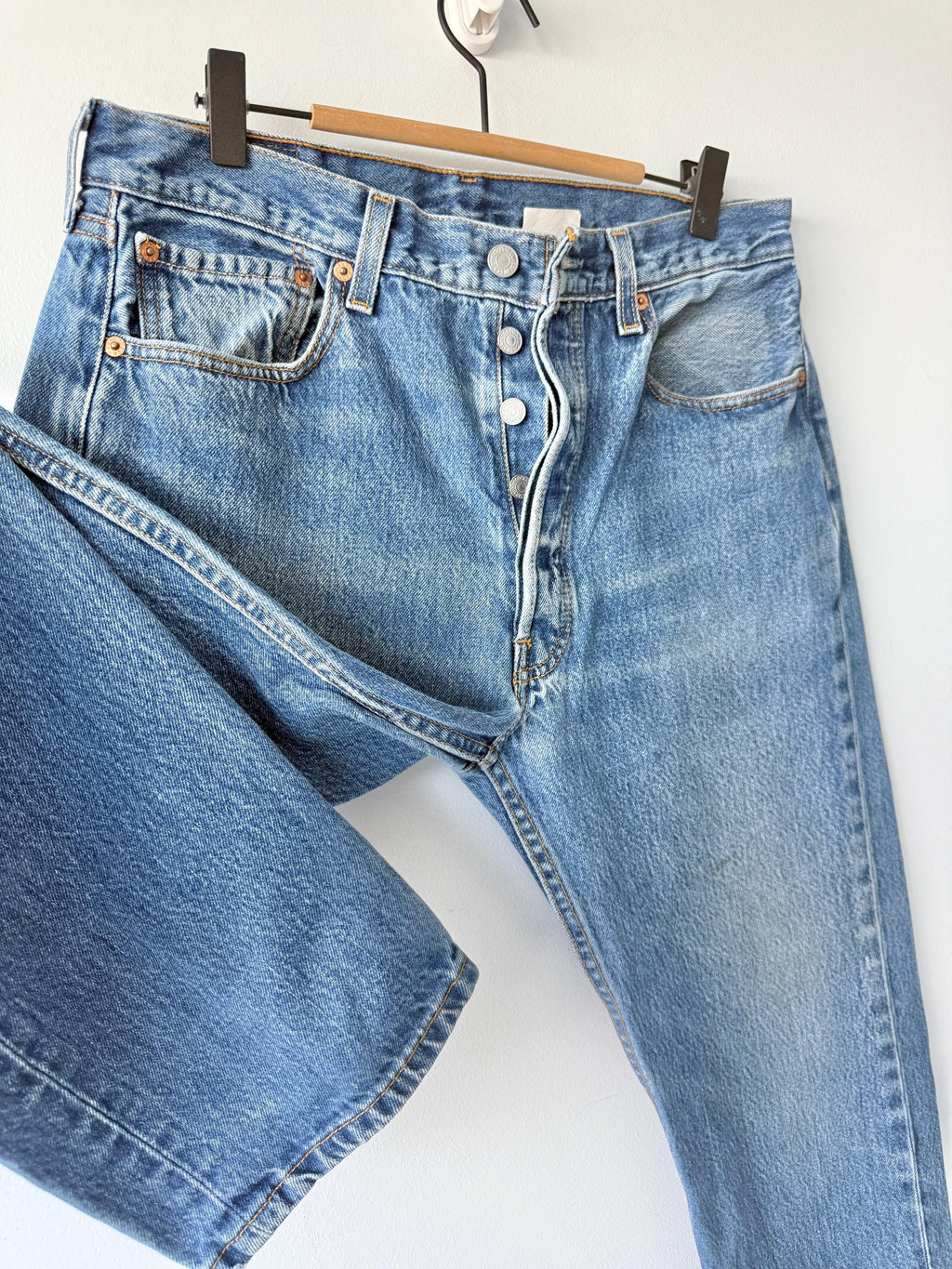 W31 L31 vintage Levis 501 30-31” measured dark Blue faded wallet mark made in y2k