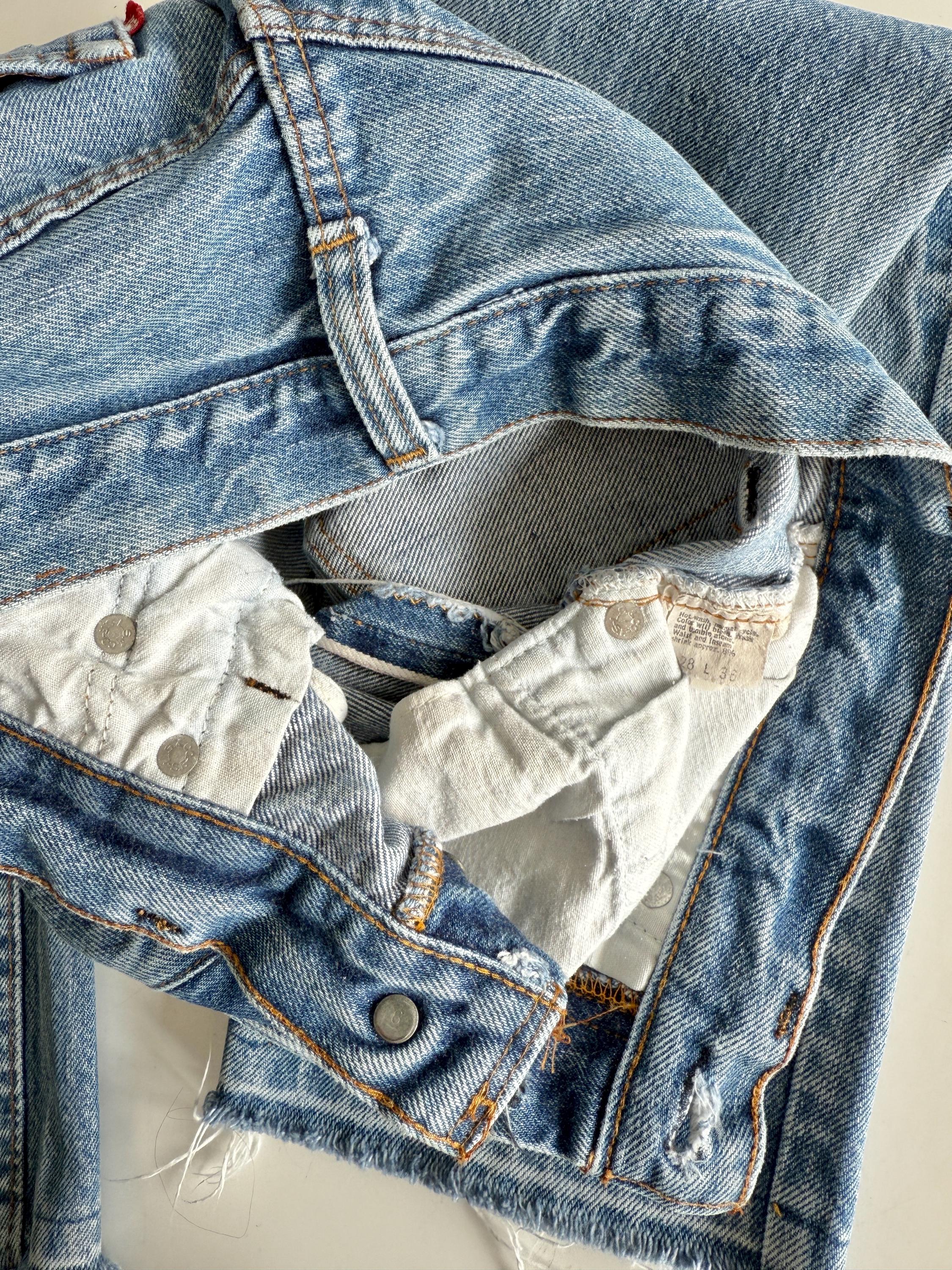 W26 L27 selvedge red line vintage Levis 501 25-26” measured waist dark raw blue faded made in USA 70s