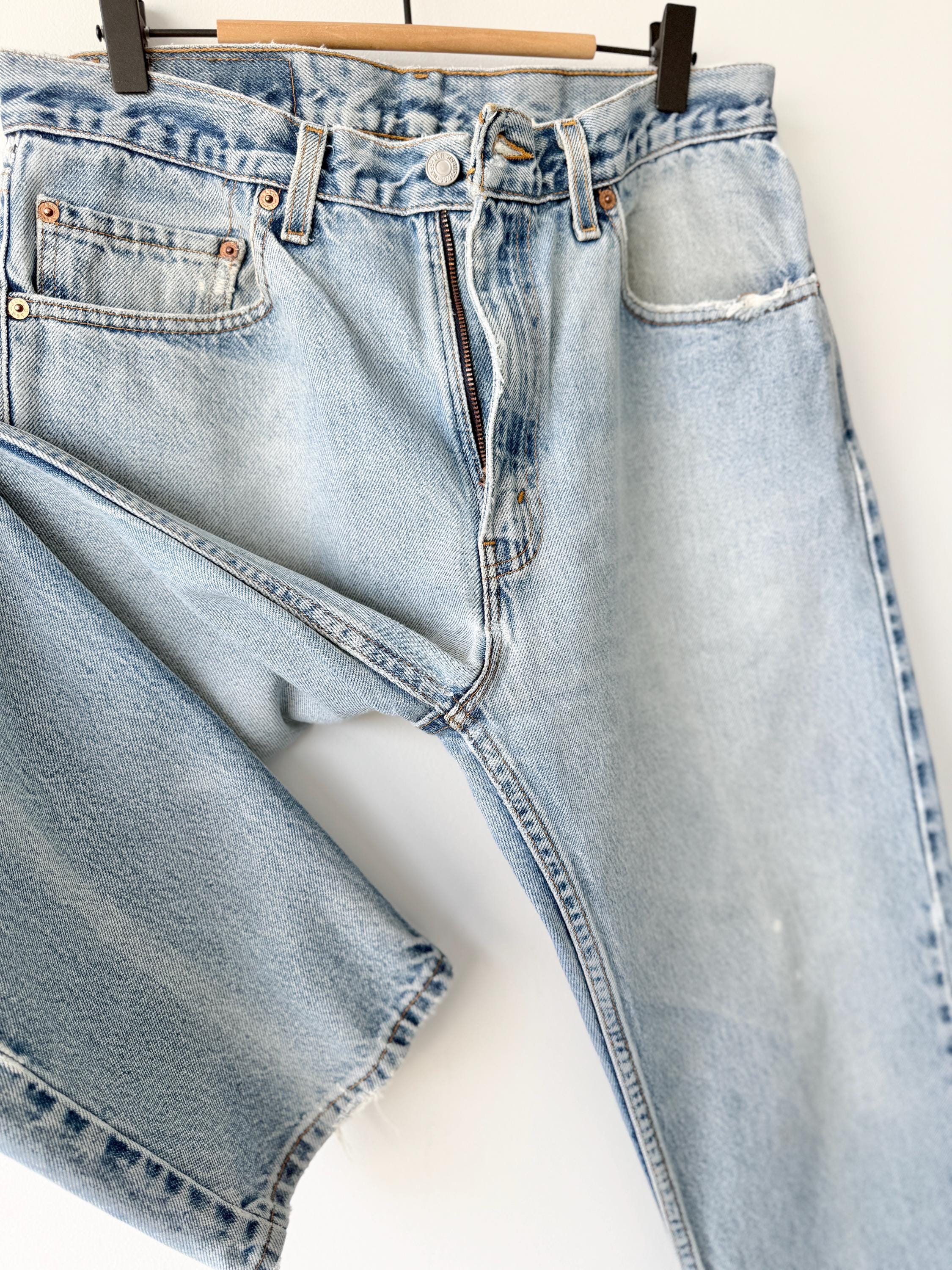 W31 L28 vintage Levis 505 31” measured waist faded light blue made