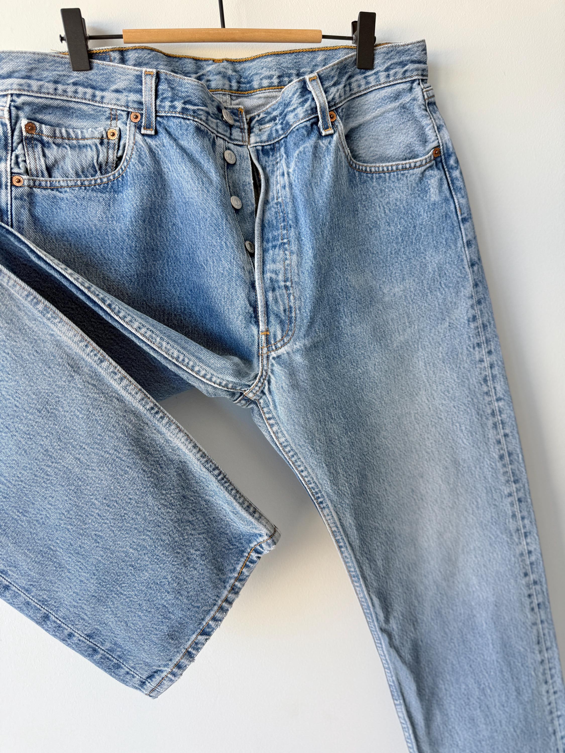 W33 L30 Levis 501 vintage 33” measured waist medium blue made in Y2K