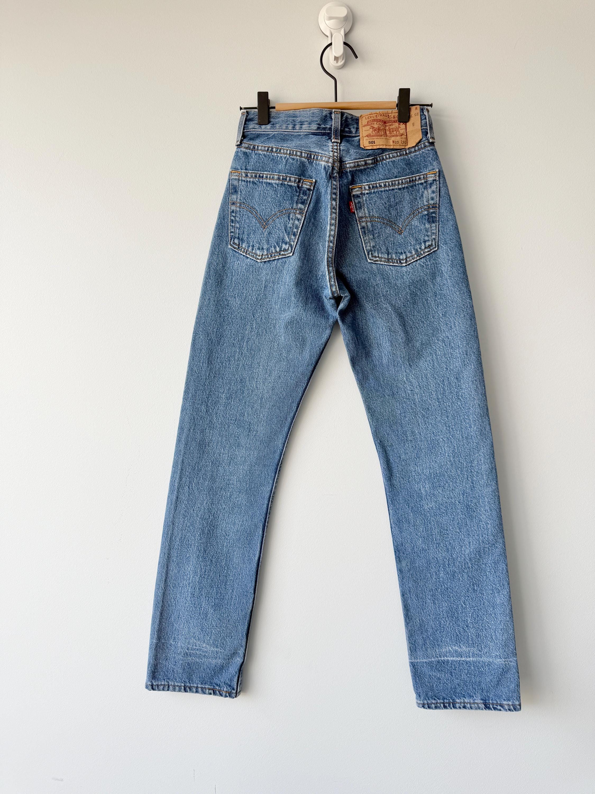 W23 L29  vintage Levis 501 22-23” measured waist medium fade made in 90s