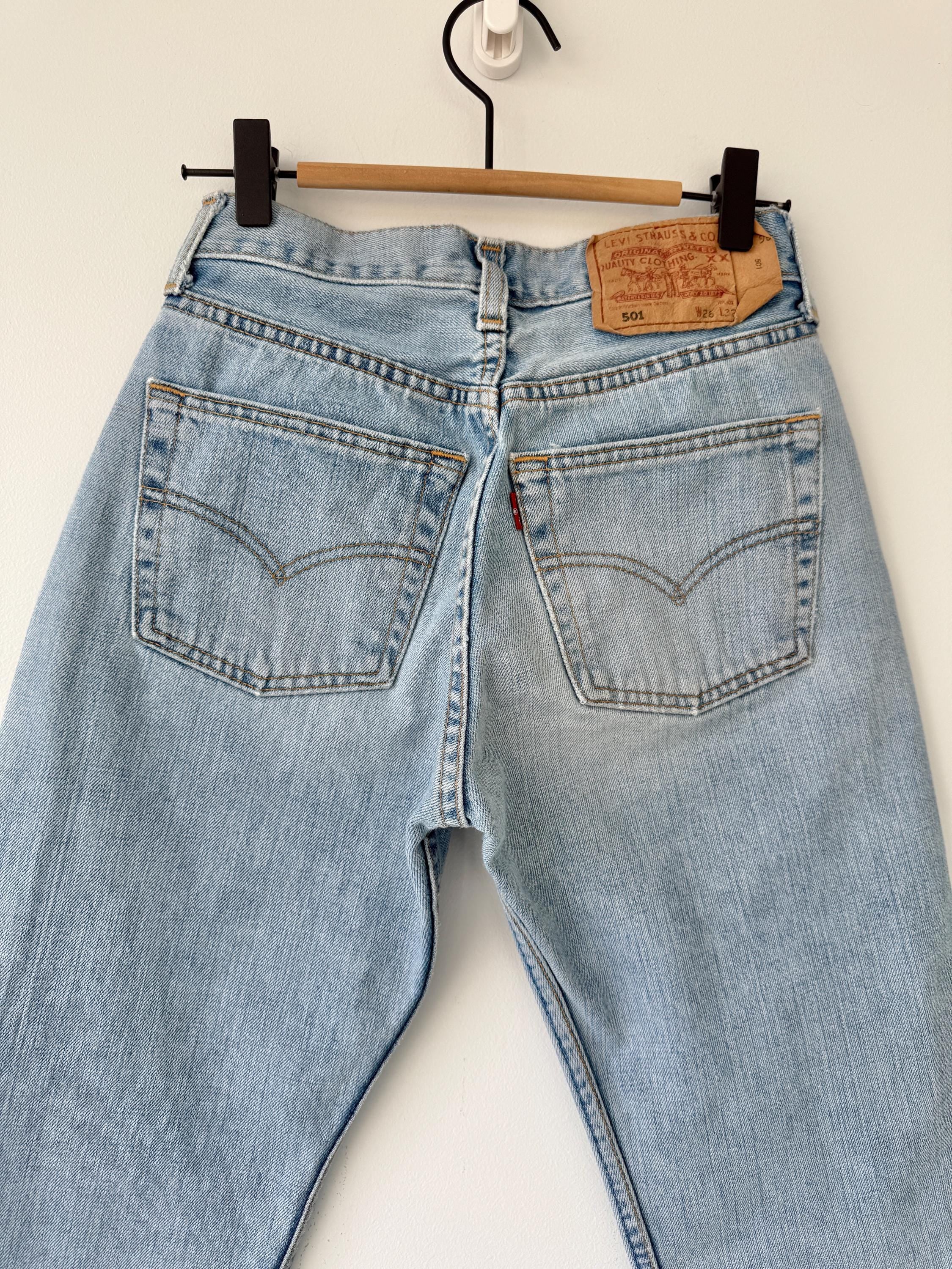 W24 L30 Levis 501 vintage 23-24” measured waist light blue made in y2k