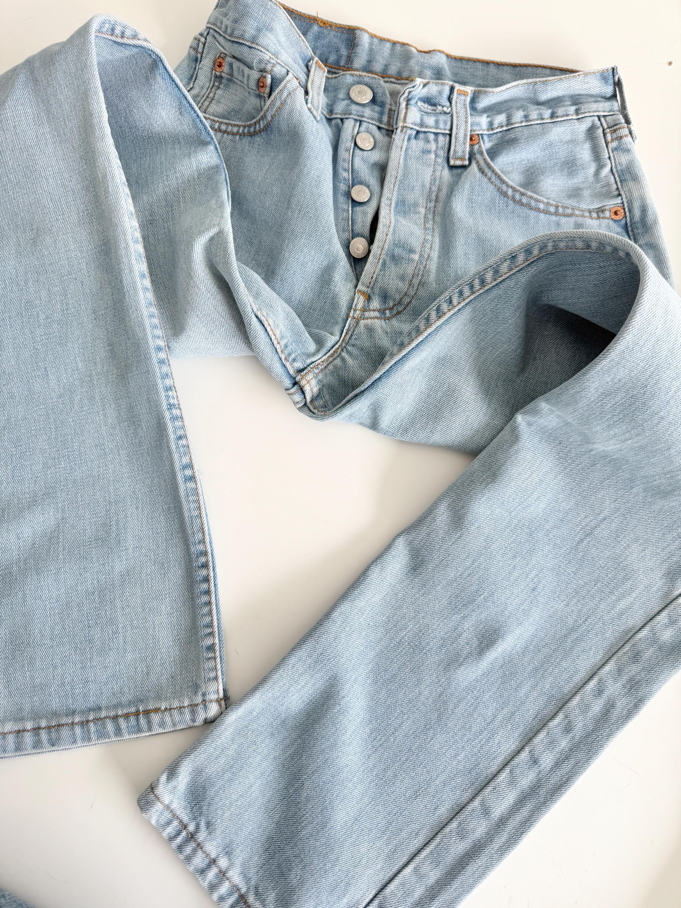 W24 L30 Levis 501 vintage 23-24” measured waist light blue made in y2k