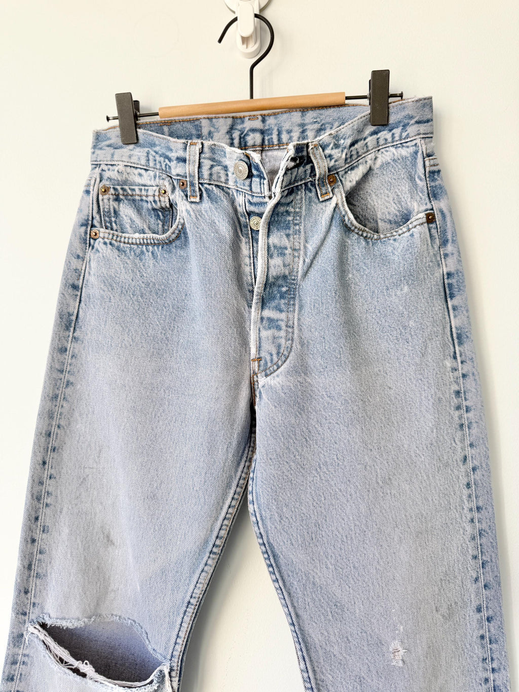 W27 L30 vintage Levis 501 26-27” measured light blue made in 80s USA