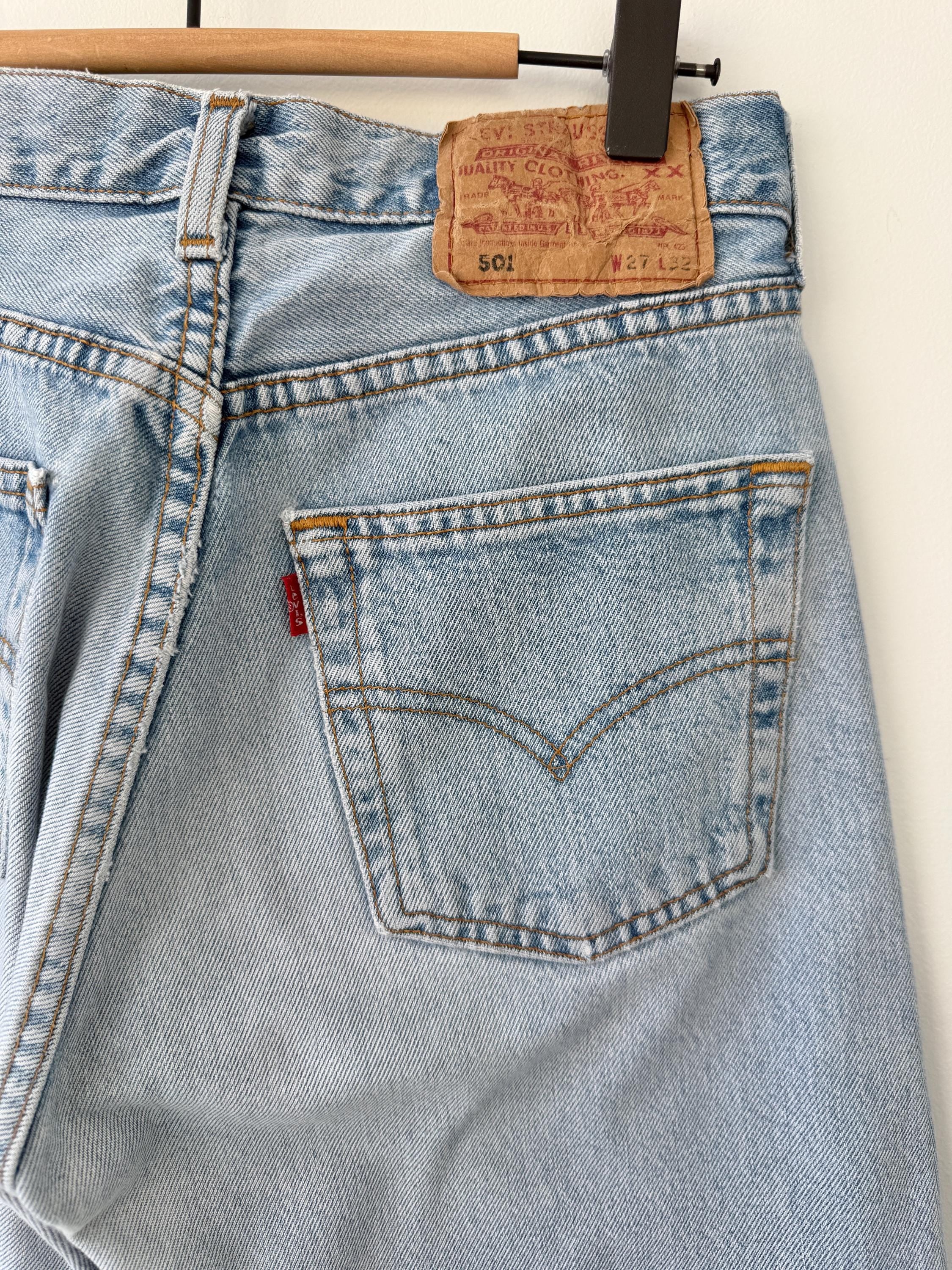 W25 L31 vintage Levis 501 24-25” measured waist faded medium blue made in USA 90s