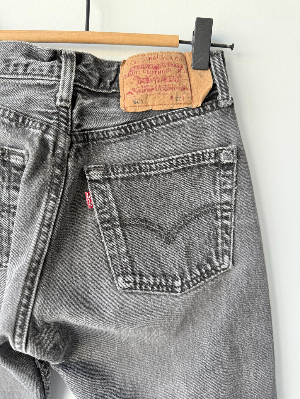 W25 L29 vintage Levis 501 24-25” measured waist black faded lines made in 90s