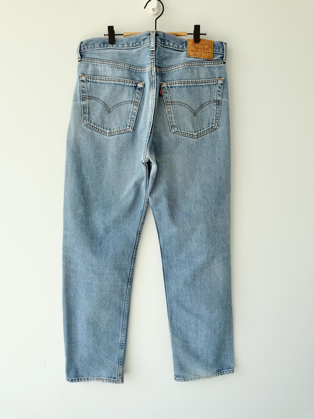 W36 L32 Levis 501 vintage 35-36” measured waist medium faded blue 501s made in USA 90s