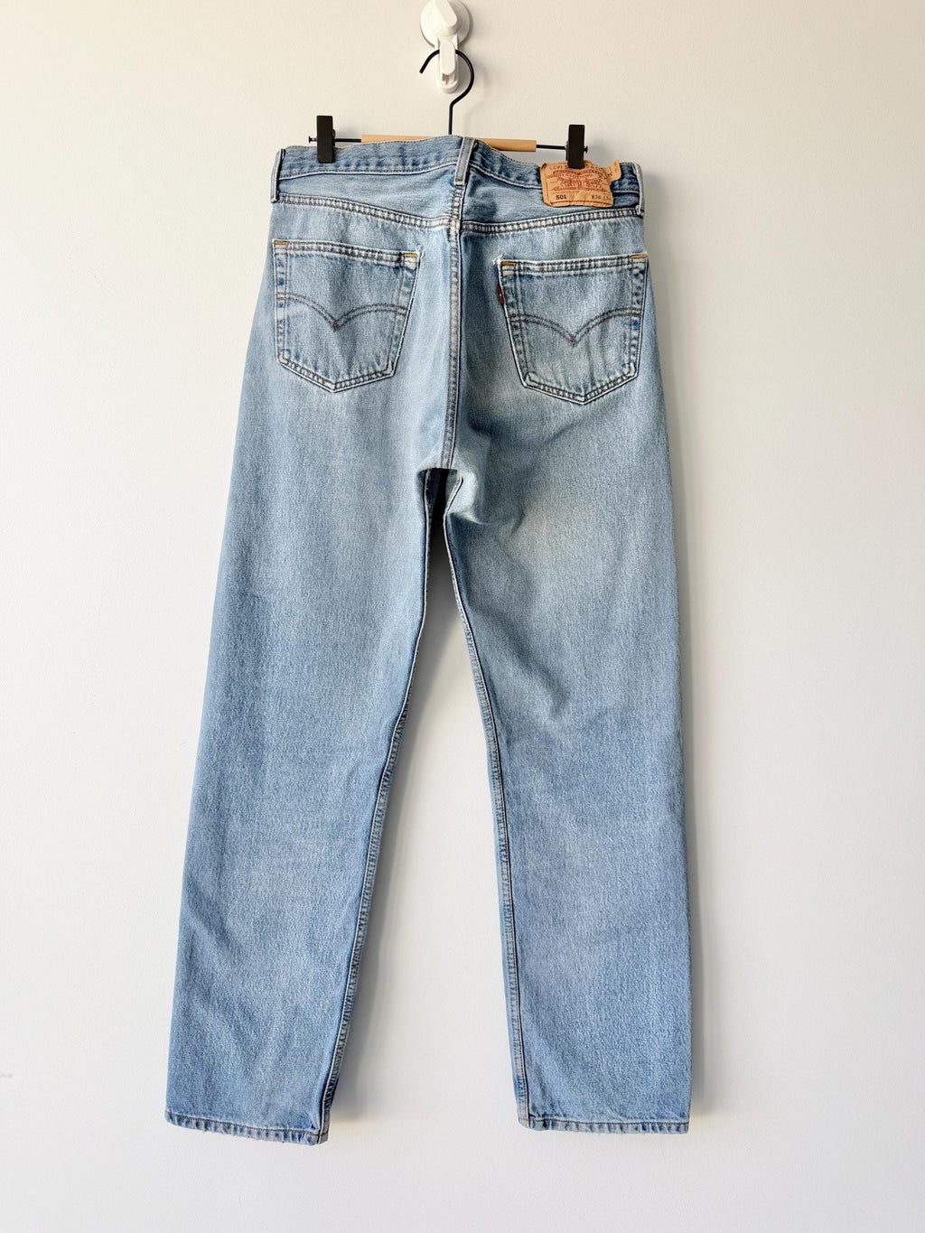 W33 L33 vintage Levis 501 33” measured waist medium faded blue denim made in Y2K