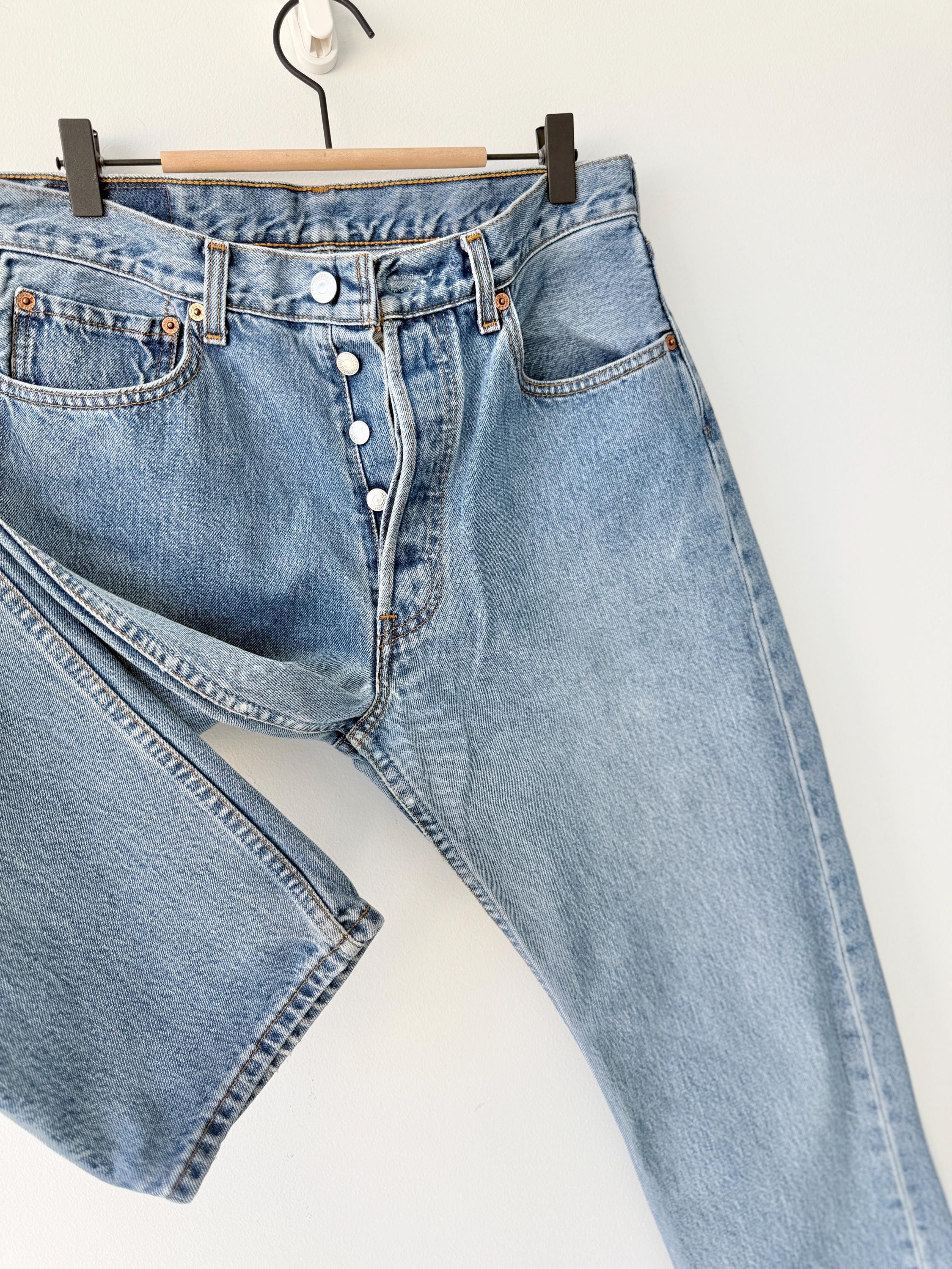 w30 L29 Levis 501 vintage 29-30” waistmedium blue 501s made in Canada for women 90s straight leg jeans 501