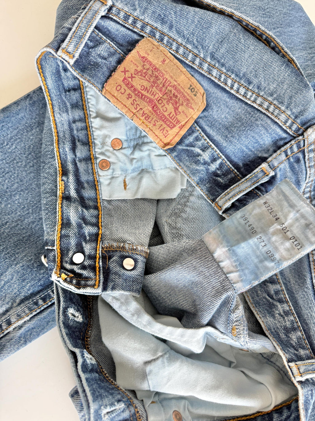 W30 L33 vintage Levis 501 29-30” measured whiskers faded dark blue made in 90s