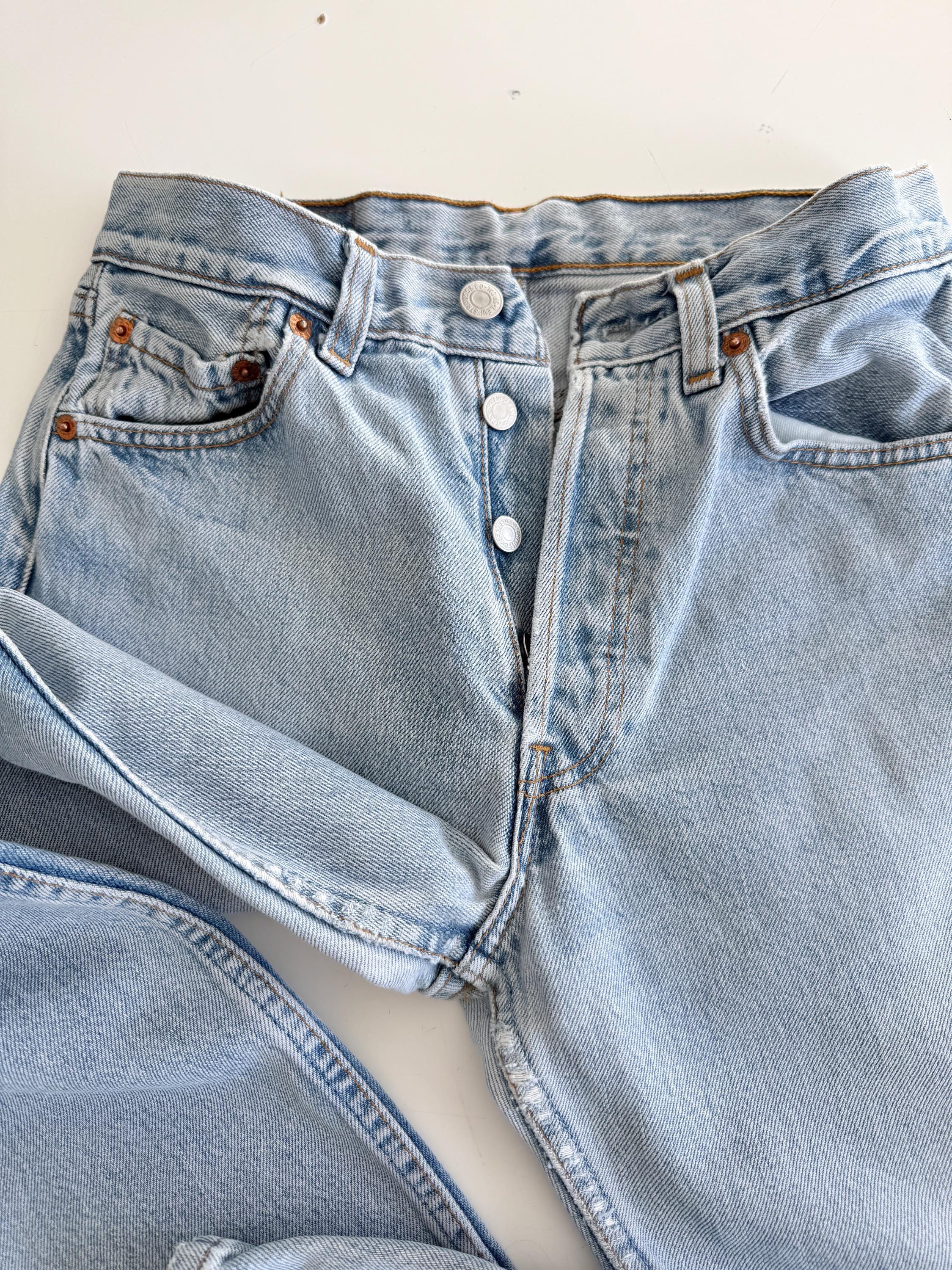 W25 L31 vintage Levis 501 24-25” measured waist faded medium blue made in USA 90s