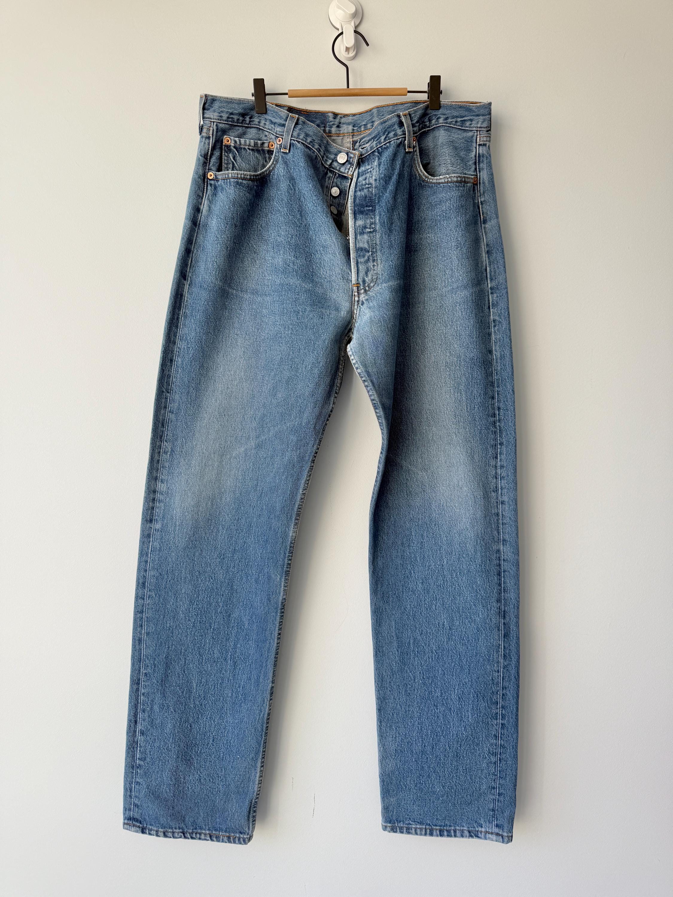 W38 L35 vintage Levis 501 37-38” measured waist medium dark blue made in USA 90s
