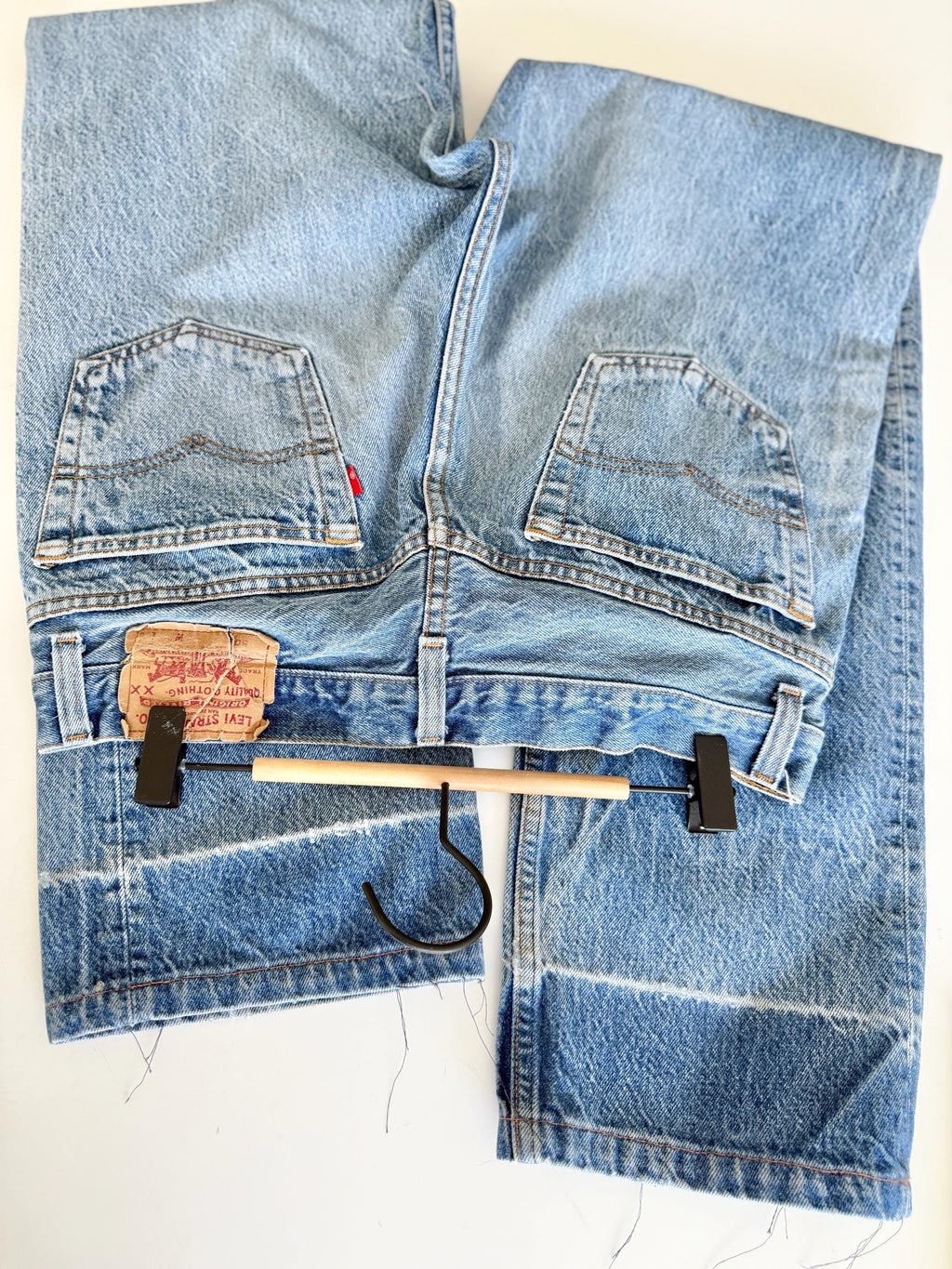 W33 L31 vintage Levis 501 31-33” measured waist medium faded denim made in USA  90s