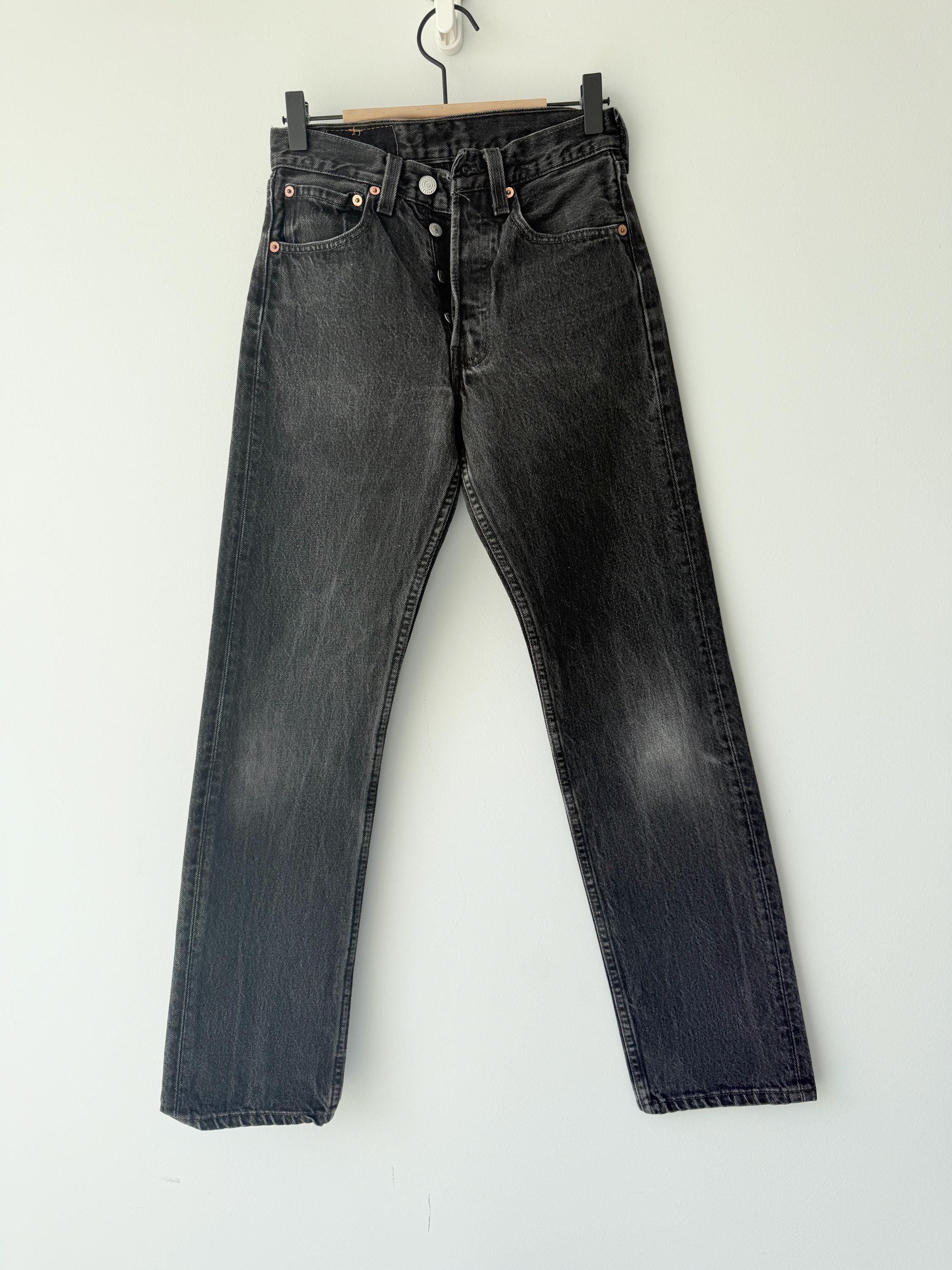 W24 L30 Levis 501 vintage 23-24” waist medium blue 501s made in USA 90s (mayuk)