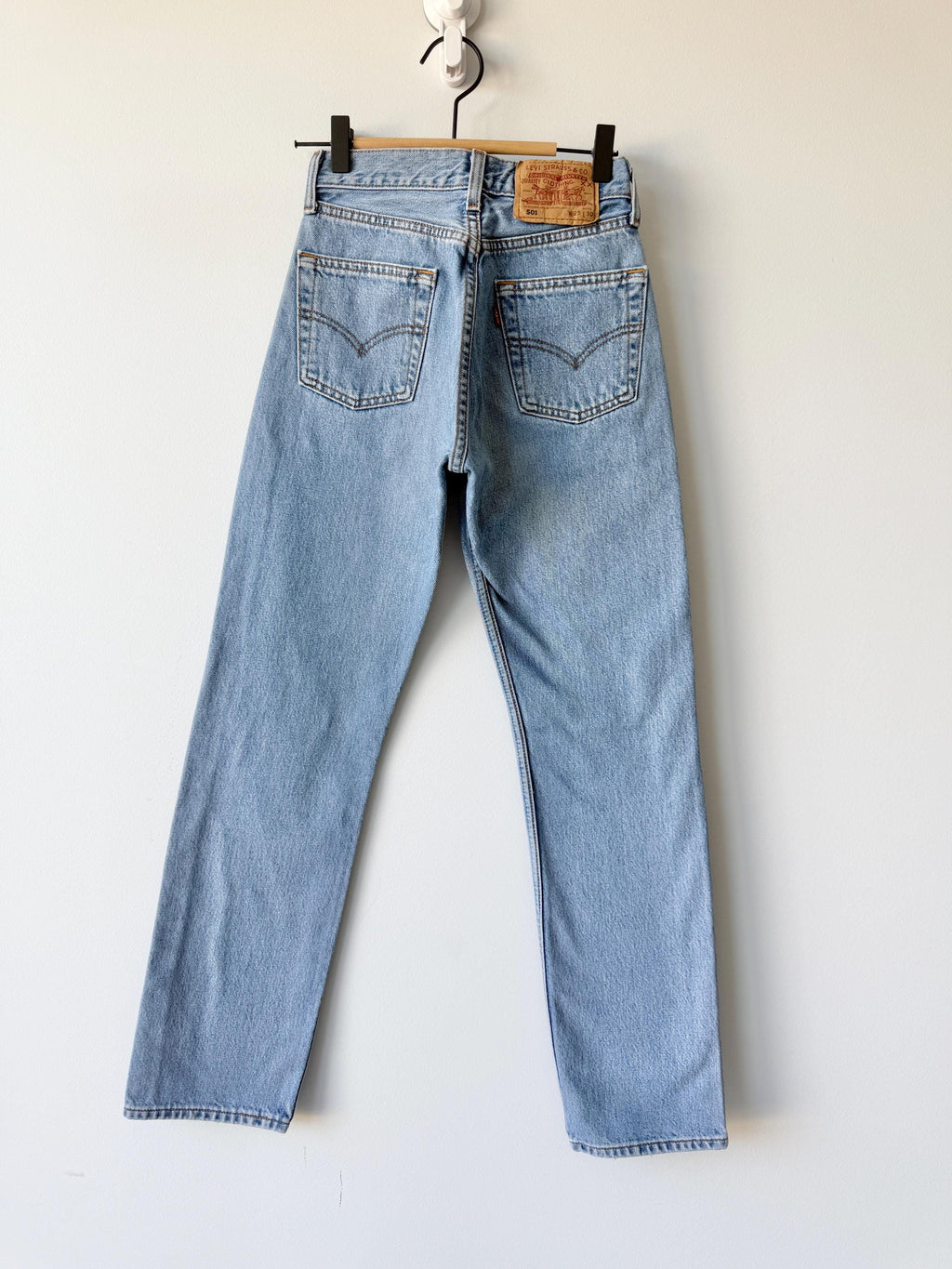 W23 L29 Levis 501 vintage 22-23” measured waist light blue made in 90s hol
