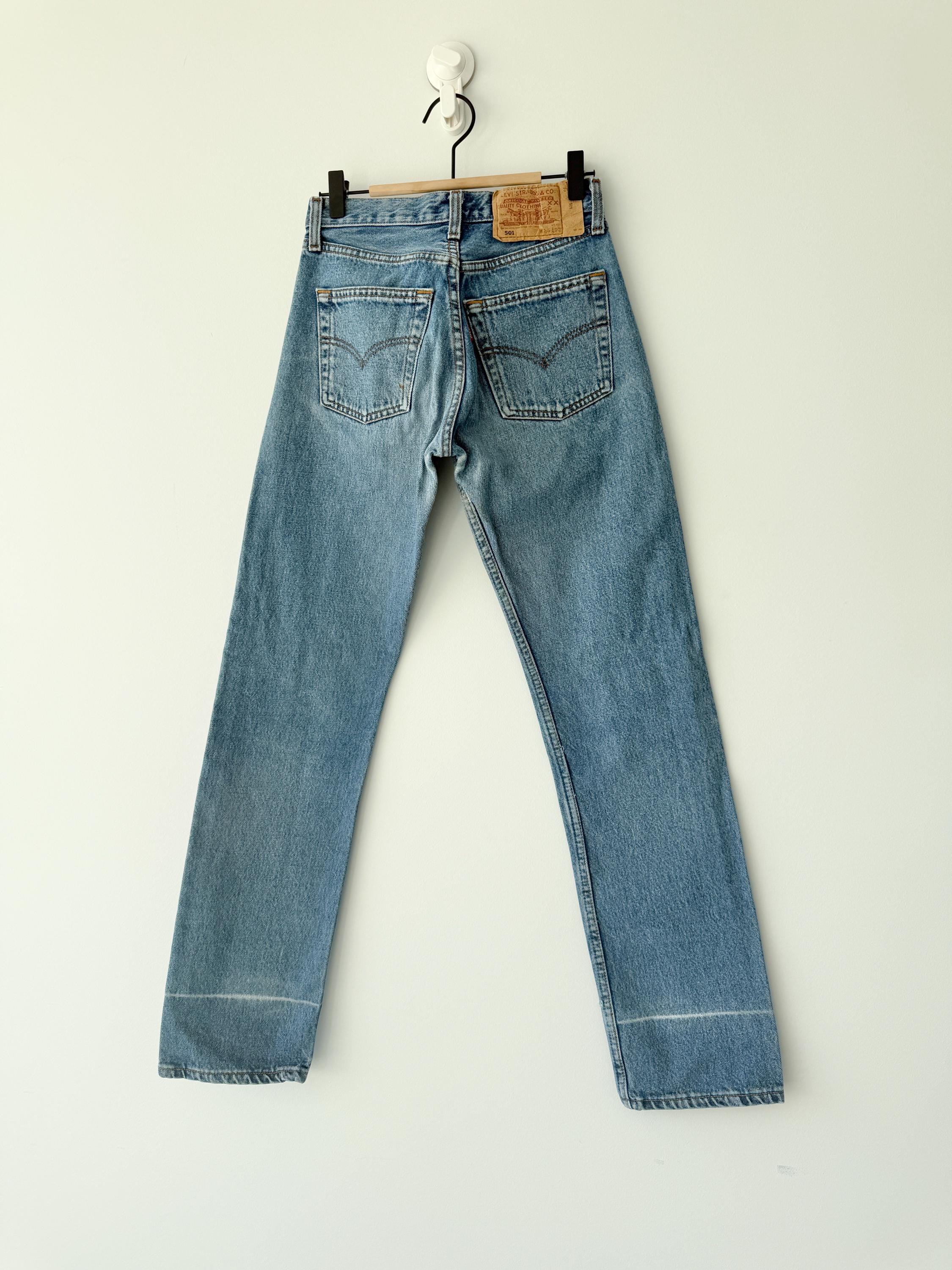 w25 L31 Levis 501 24-25” waist vintage medium blue faded blue 501s  straight leg jeans