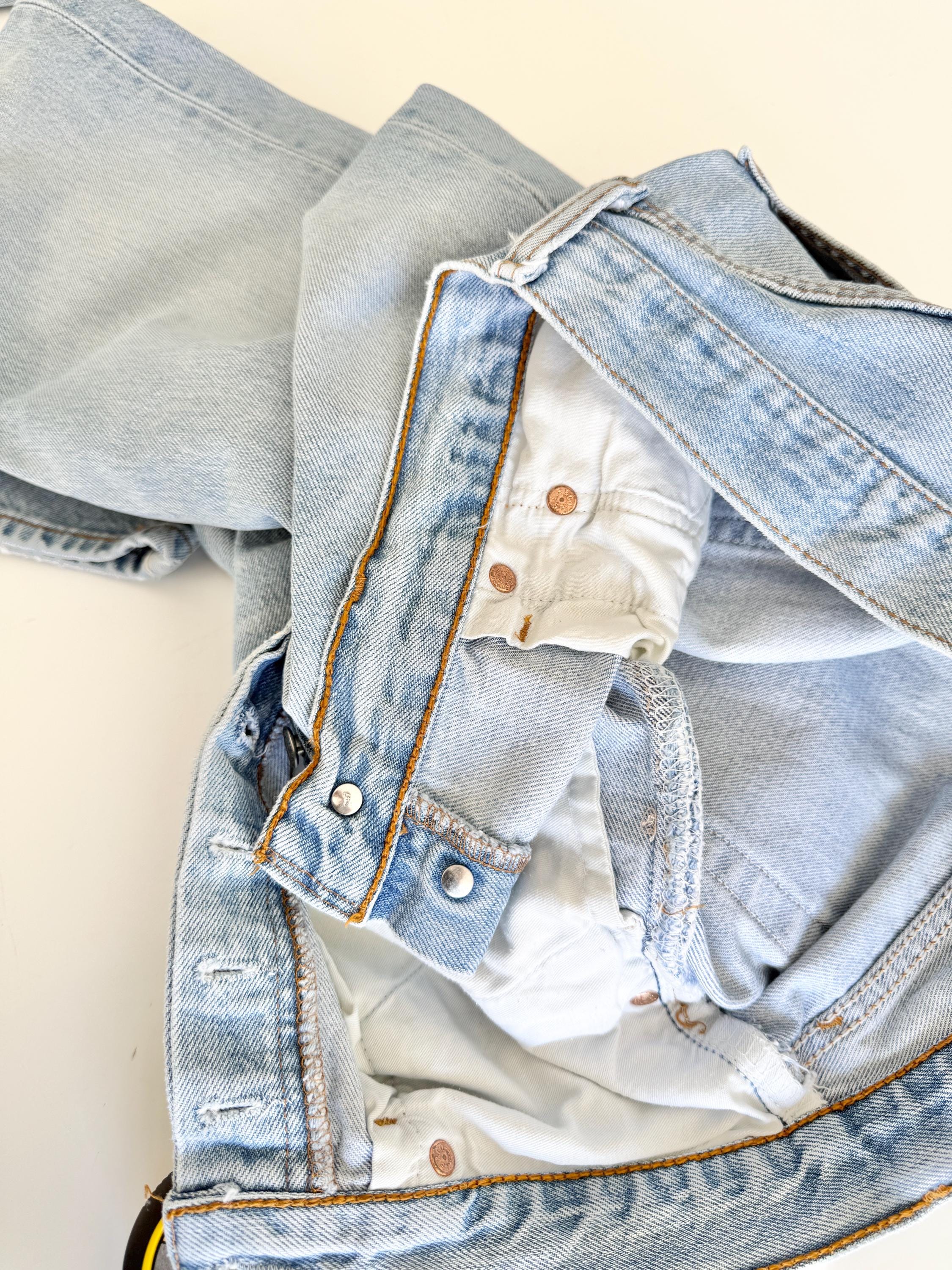 Levis 501s  vintage w29 L29 light blue 501s made in 90s straight leg jeans 501 28”/29” waist