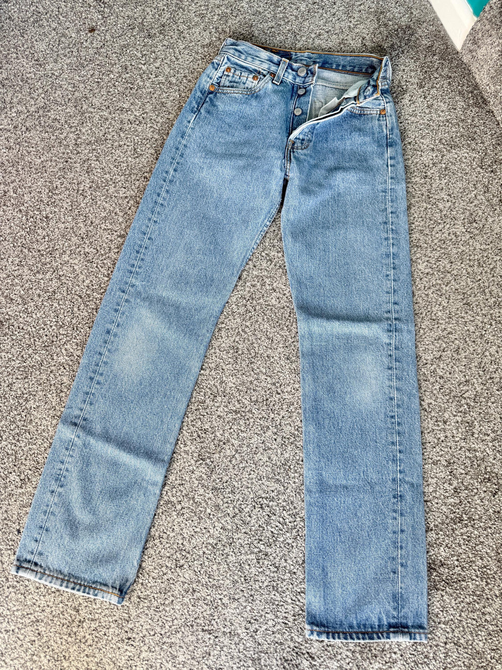 Levis 501 vintage w23 L29 Levi’s 501 light faded blue 90s Levi’s blue straight leg blue 501 vintage blue 501 worn vintage Levi’s
