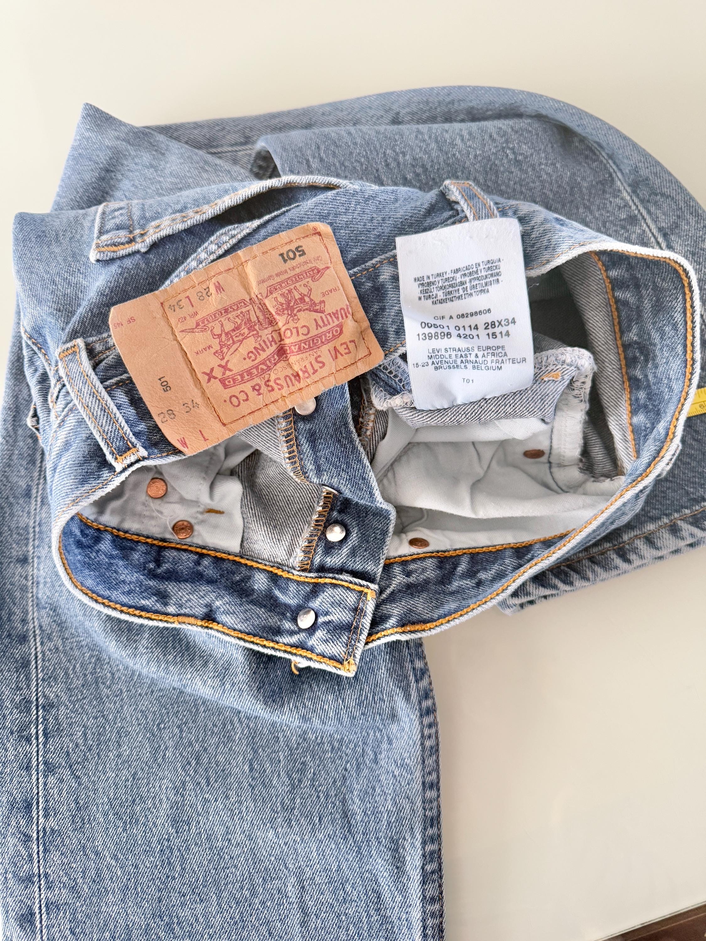 Levis 501 vintage w26 L34 medium/darker faded blue 501s made in 2001 straight leg jeans 501 25”/26” waist