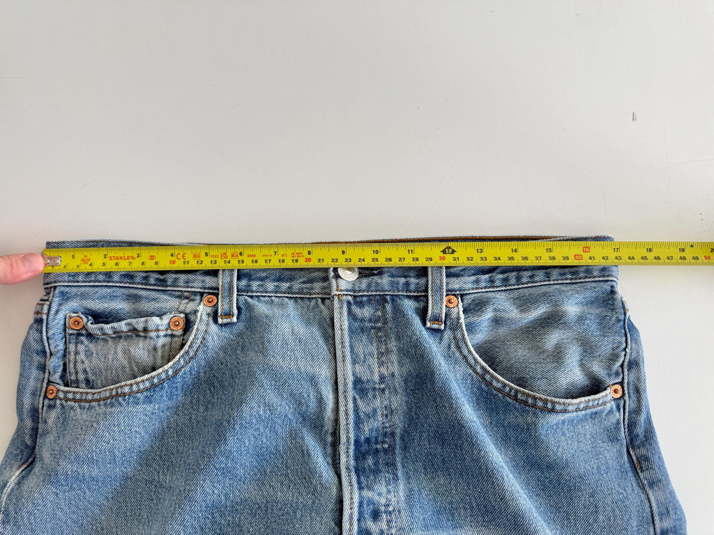 W33 L33 vintage Levis 501 32-33” measured waist medium faded lines blue made in y2k