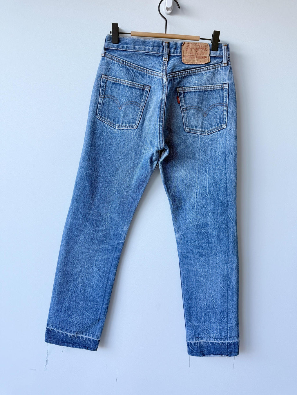 W26 L28 Levis 501 vintage 25-26” measured waist raw dark blue faded  made in 70s France  hol