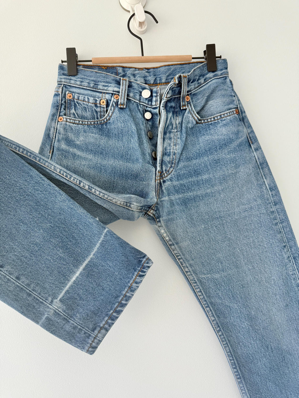 w25 L31 Levis 501 24-25” waist vintage medium blue faded blue 501s  straight leg jeans