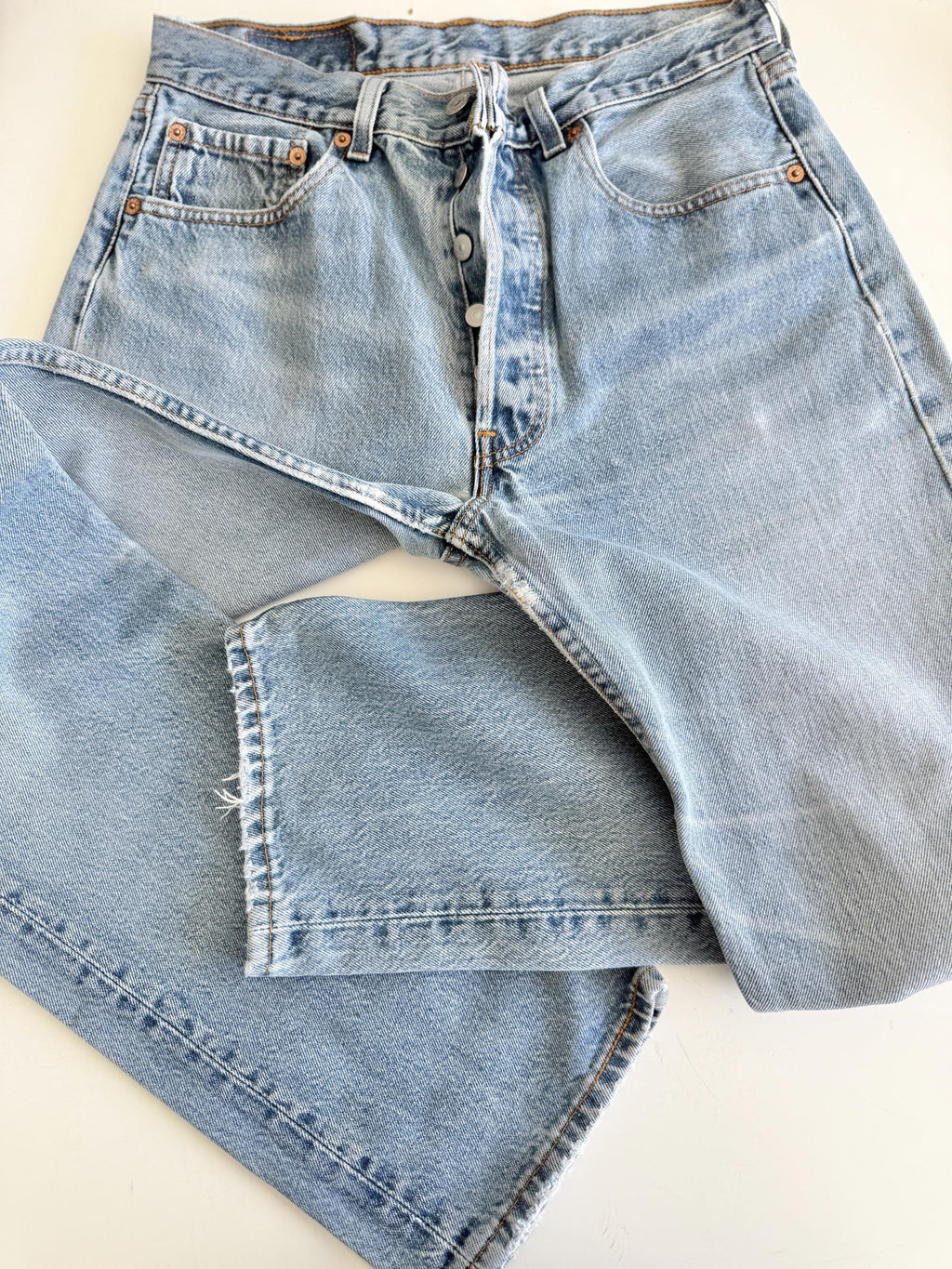 W29 L31 vintage Levis 501 28-29” measured waist faded medium blue made in USA 90s