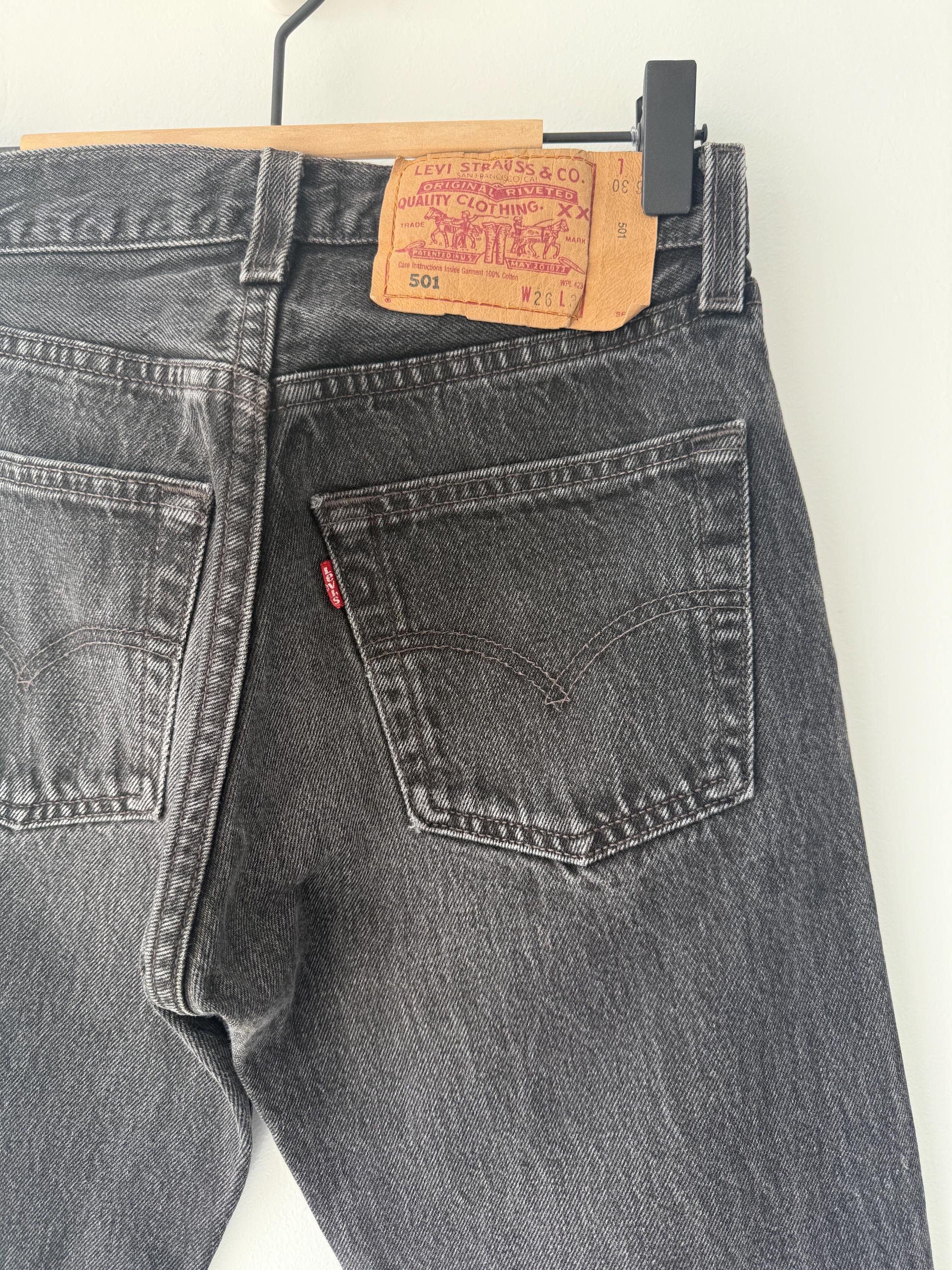 W24 L30 Levis 501 vintage 23-24” waist medium blue 501s made in USA 90s (mayuk)