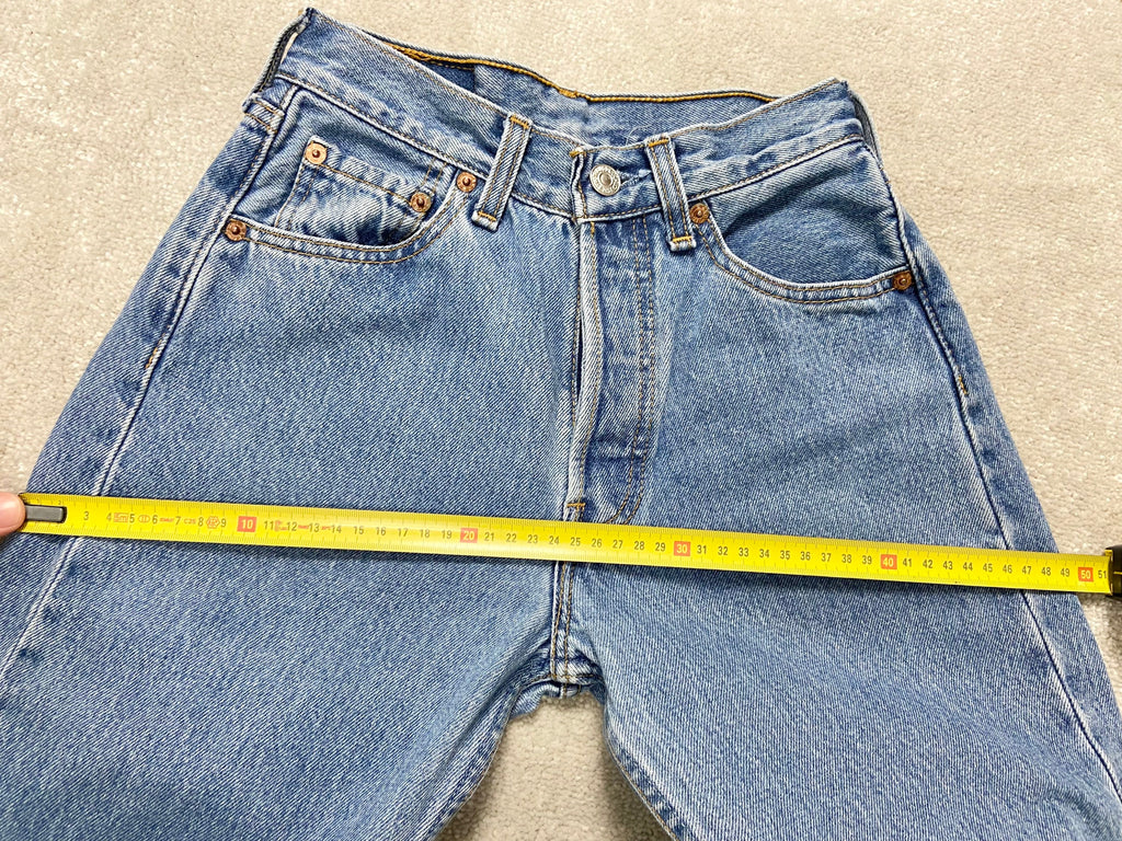 w23 L30 Vintage Levi’s 501 90s made in Canada
