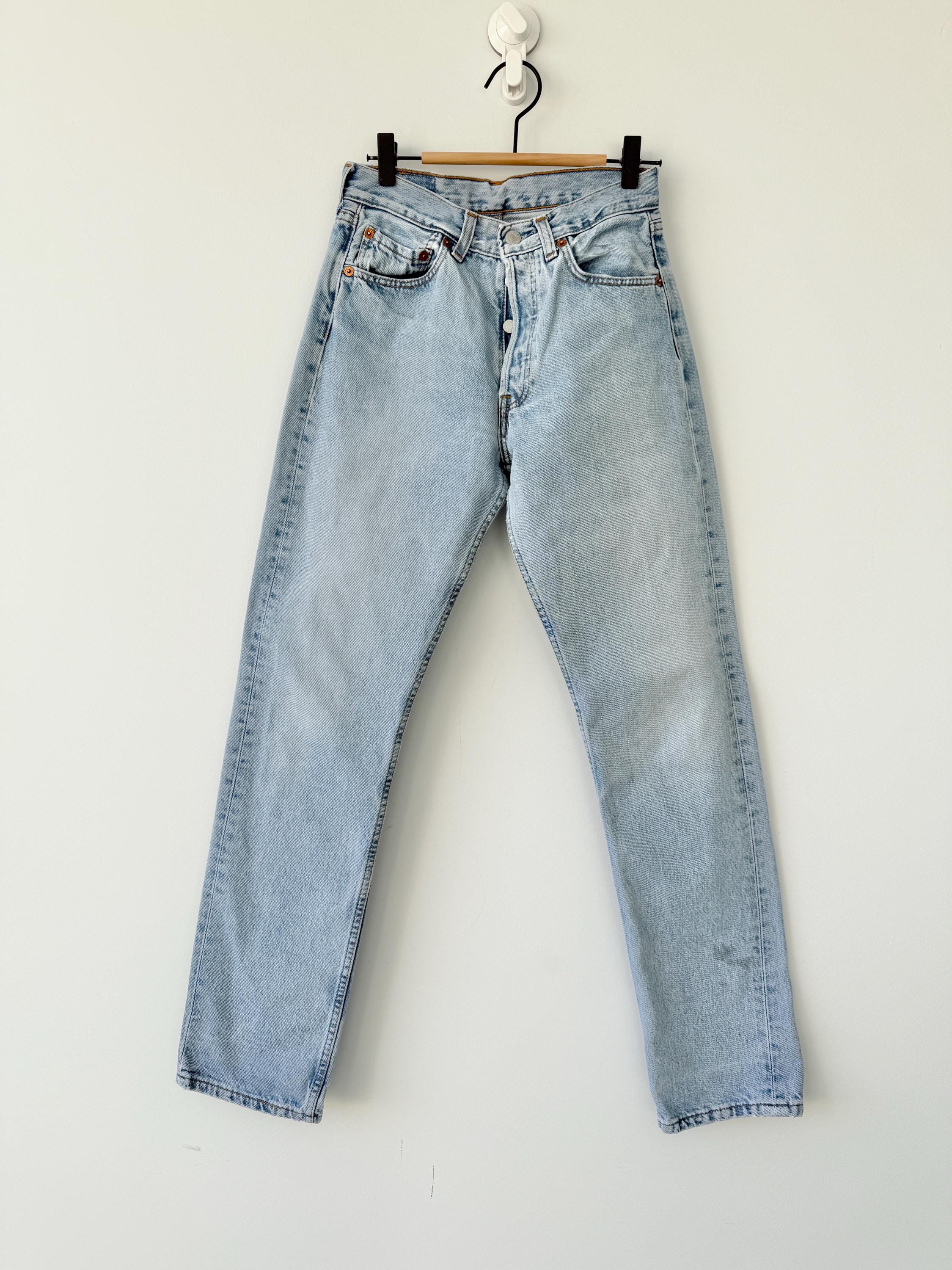 W25 L31 vintage Levis 501 24-25” measured waist faded medium blue made in USA 90s