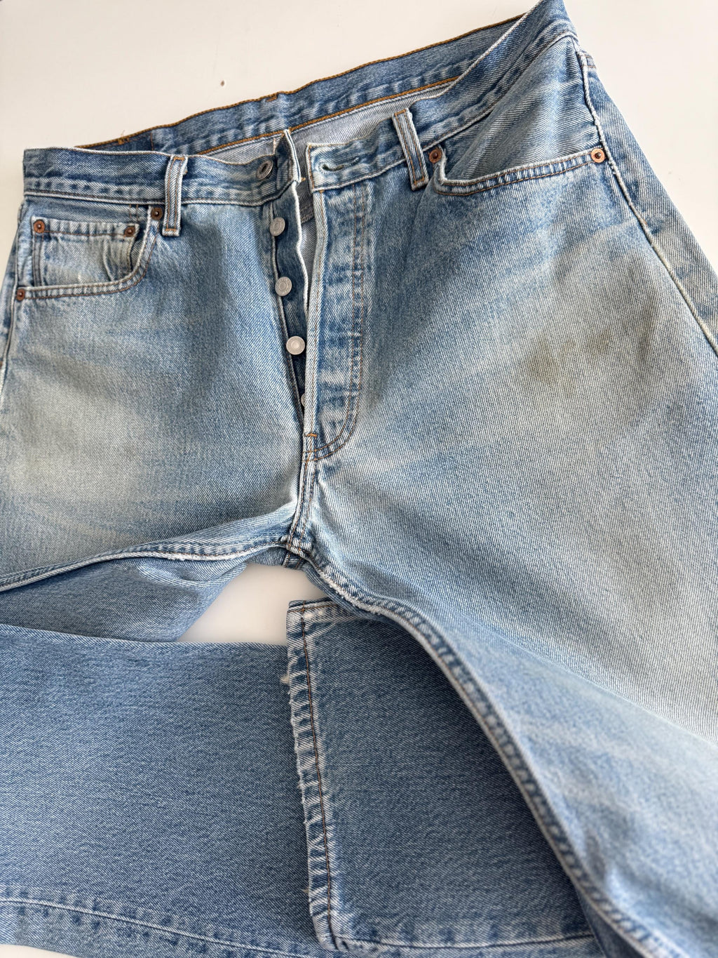 W33 L31 Levis 501 vintage 33” measured waist medium blue made in y2k