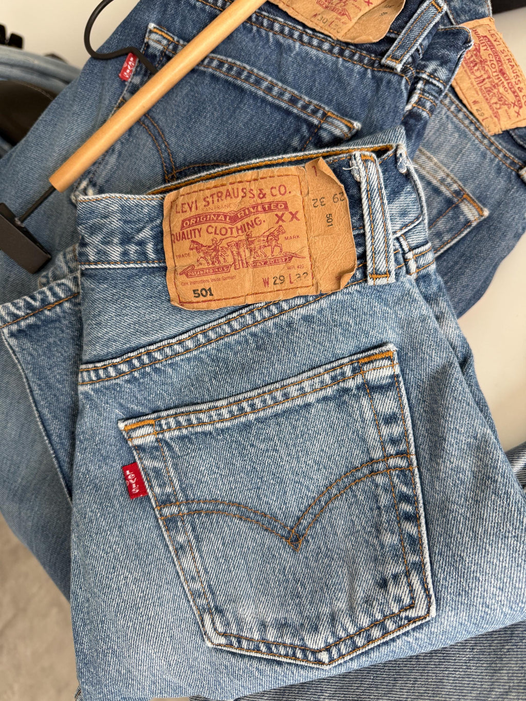 W27 L31 vintage Levis 501 26-27” measured medium blue fade made in y2k