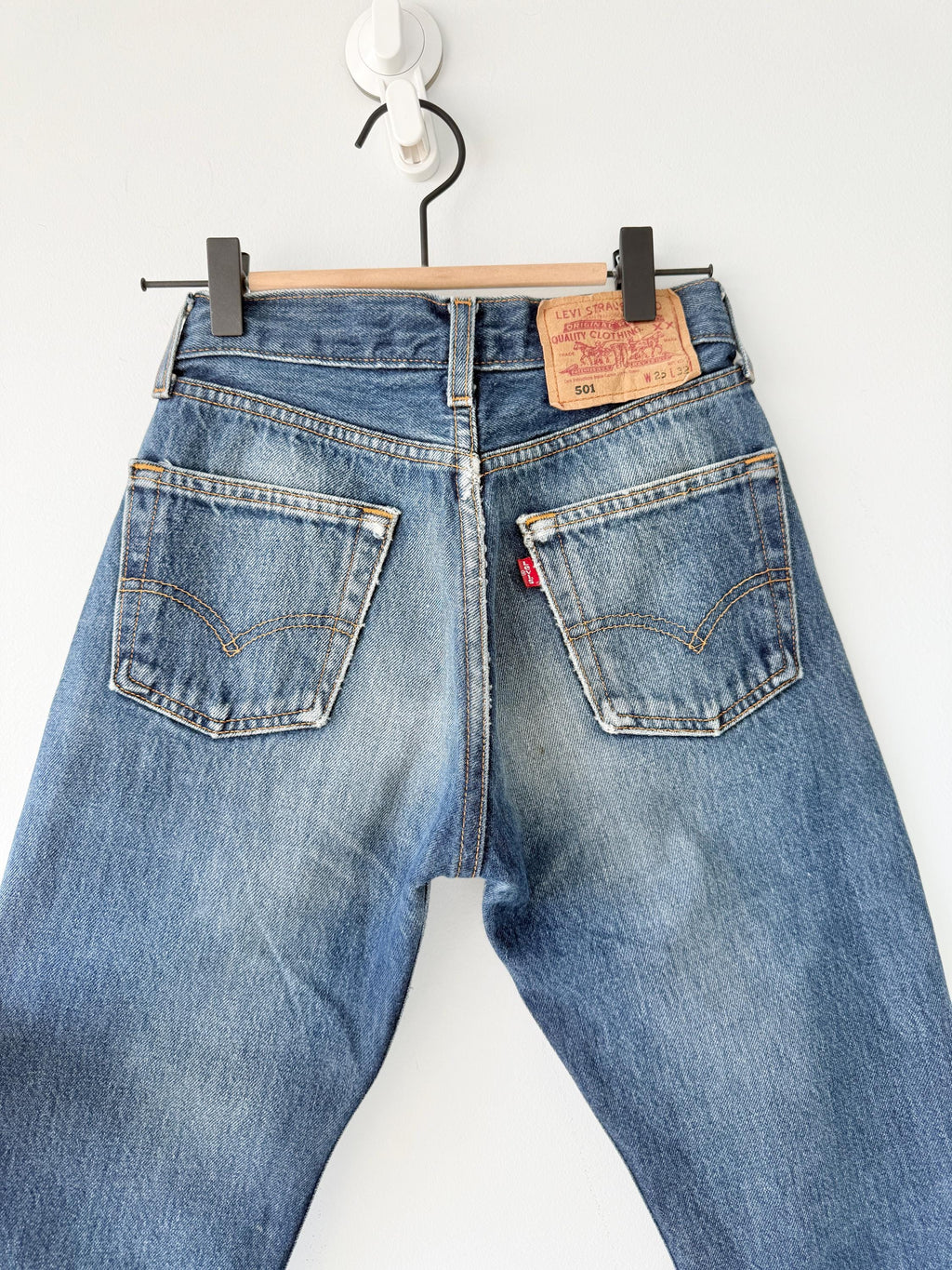 soft Levis 501s  vintage w22/23 L31 dark faded blue 501s made in U.K. 90s straight leg jeans 501 22”/23” waist (mayuk)