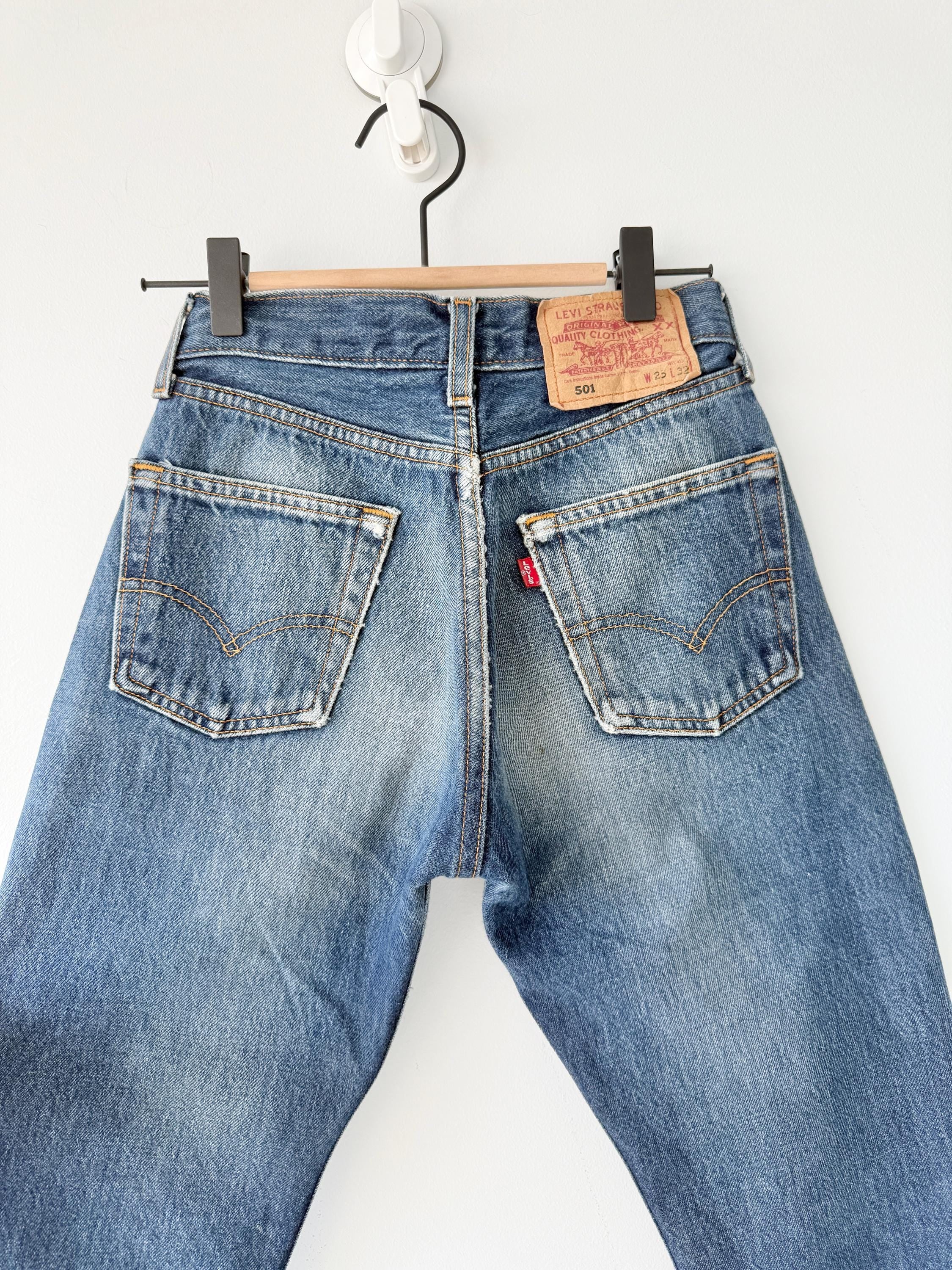 soft Levis 501s  vintage w22/23 L31 dark faded blue 501s made in U.K. 90s straight leg jeans 501 22”/23” waist (mayuk)