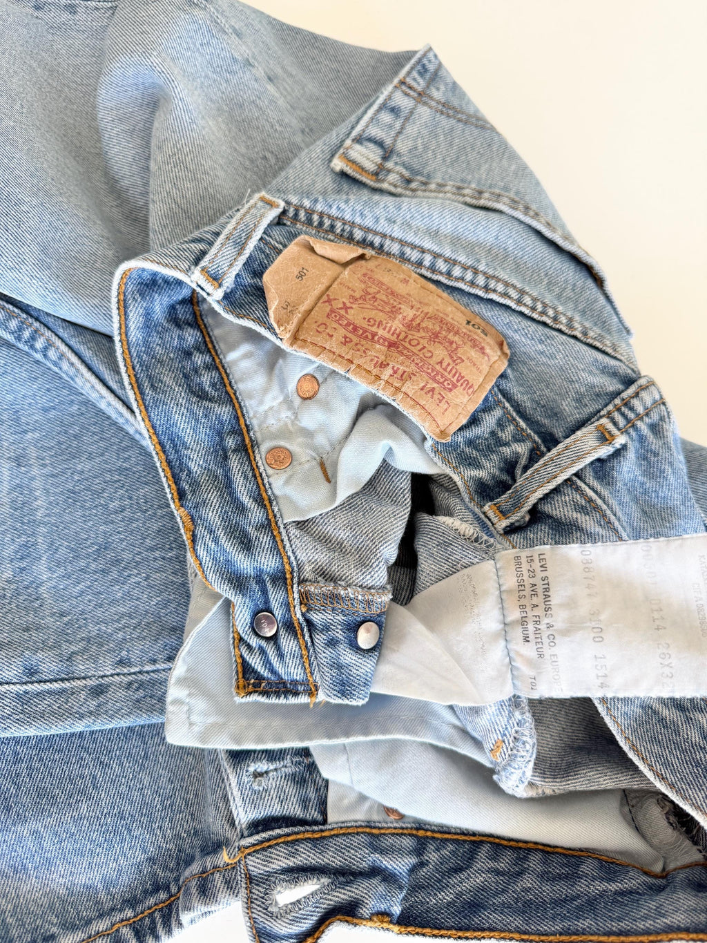 W25 L31 vintage Levis 501 24-25” measured waist light faded lines denim made in 90s