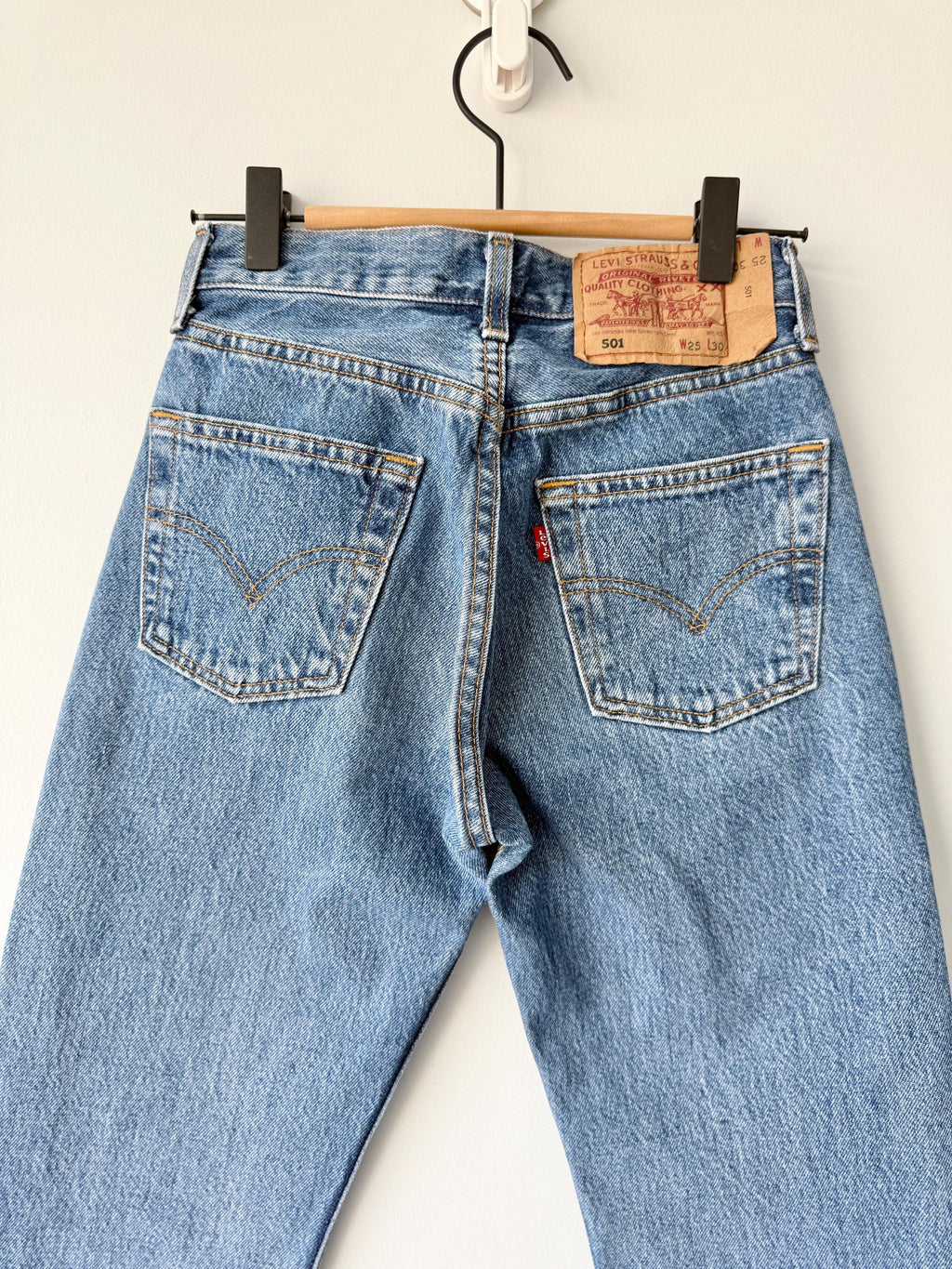 W23 L29  vintage Levis 501 22-23” measured waist medium fade made in 90s