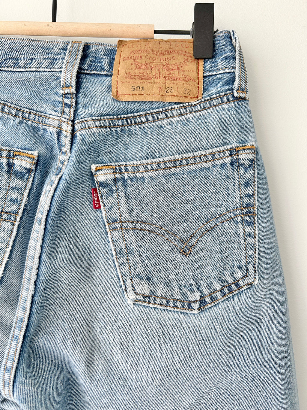 Levis 501 vintage w23 L31 Levi’s medium faded blue made in USA 90s straight leg 501 vintage Levi’s 501 for women
