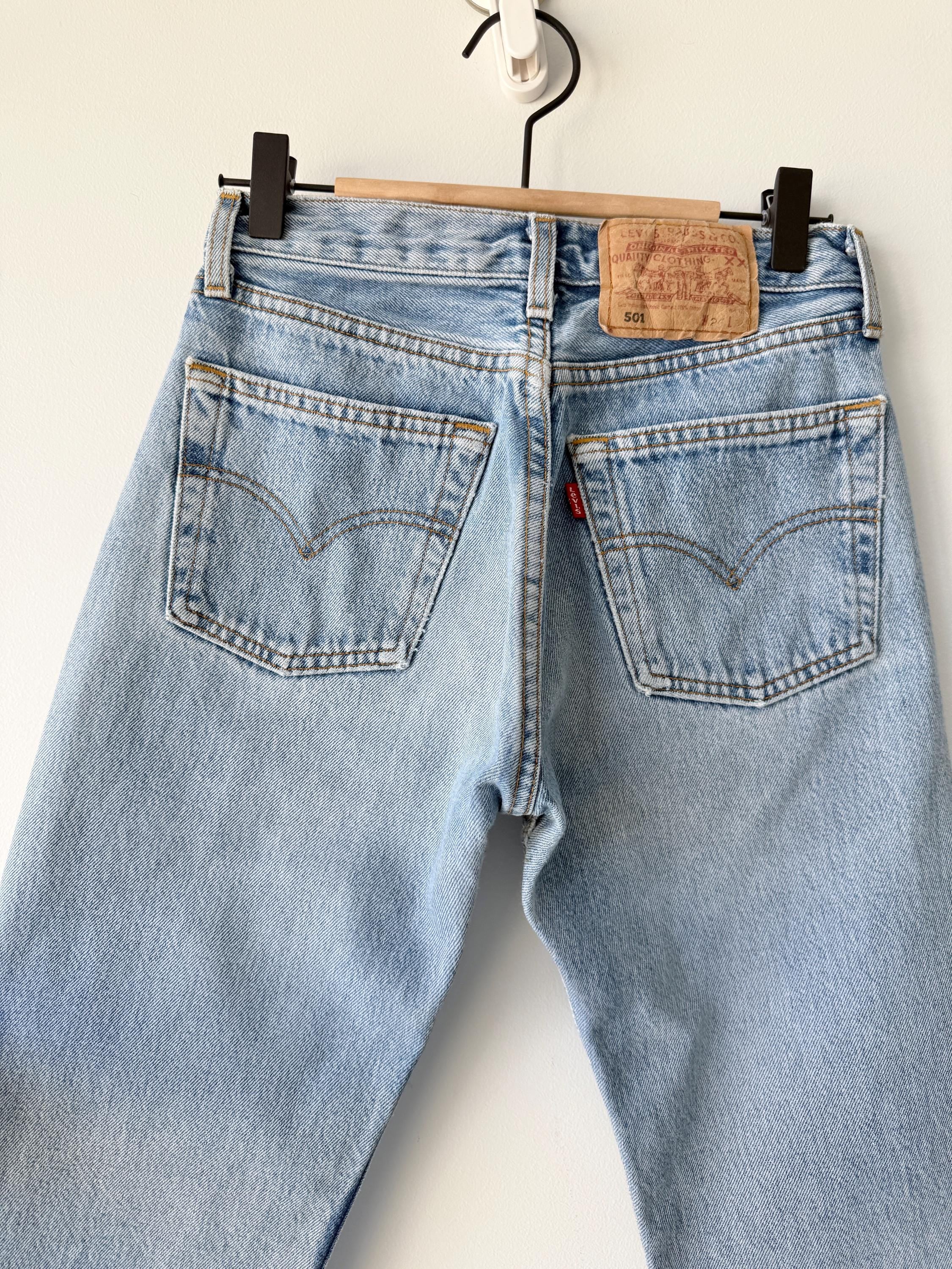 W25 L32 Levis 501 vintage 24-25” waist medium light blue 501s made in France 90s