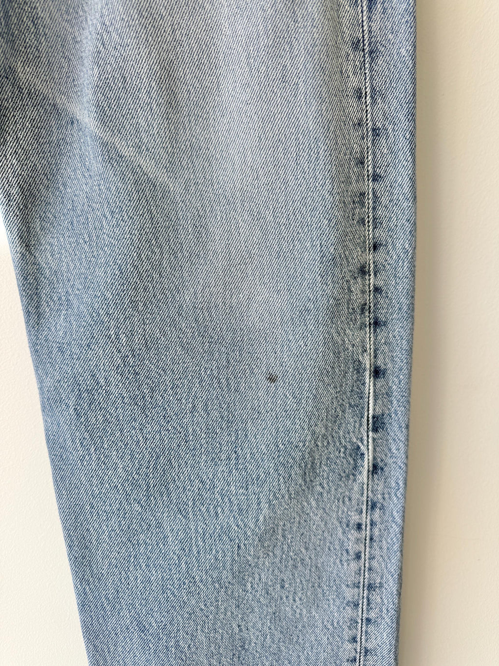 W31 L31 vintage Levis 501 30-31” measured waist medium blue denim made in Y2K