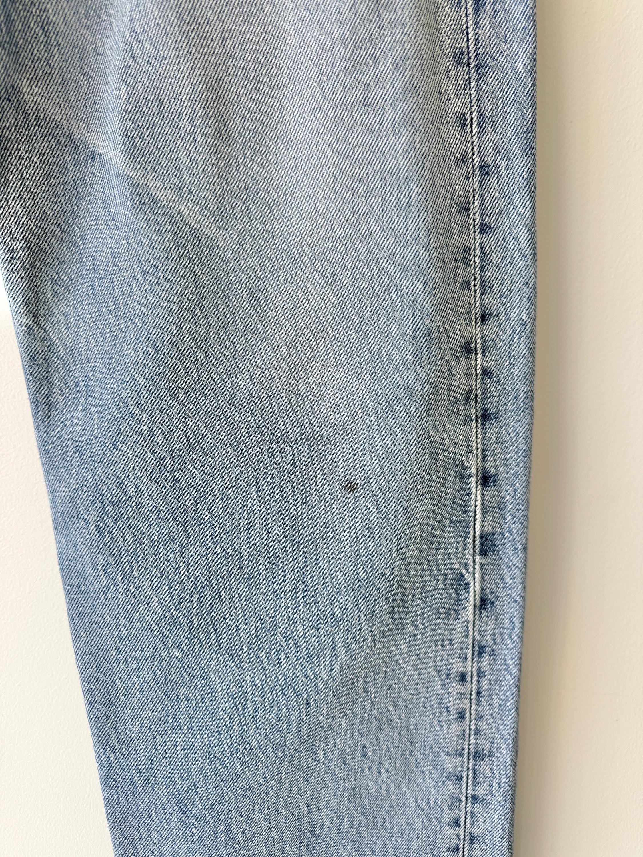 W31 L31 vintage Levis 501 30-31” measured waist medium blue denim made in Y2K