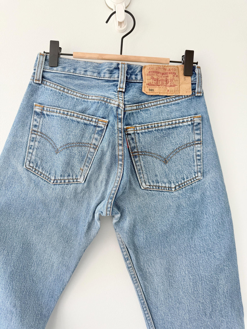 w25 L31 Levis 501 24-25” waist vintage medium blue faded blue 501s  straight leg jeans