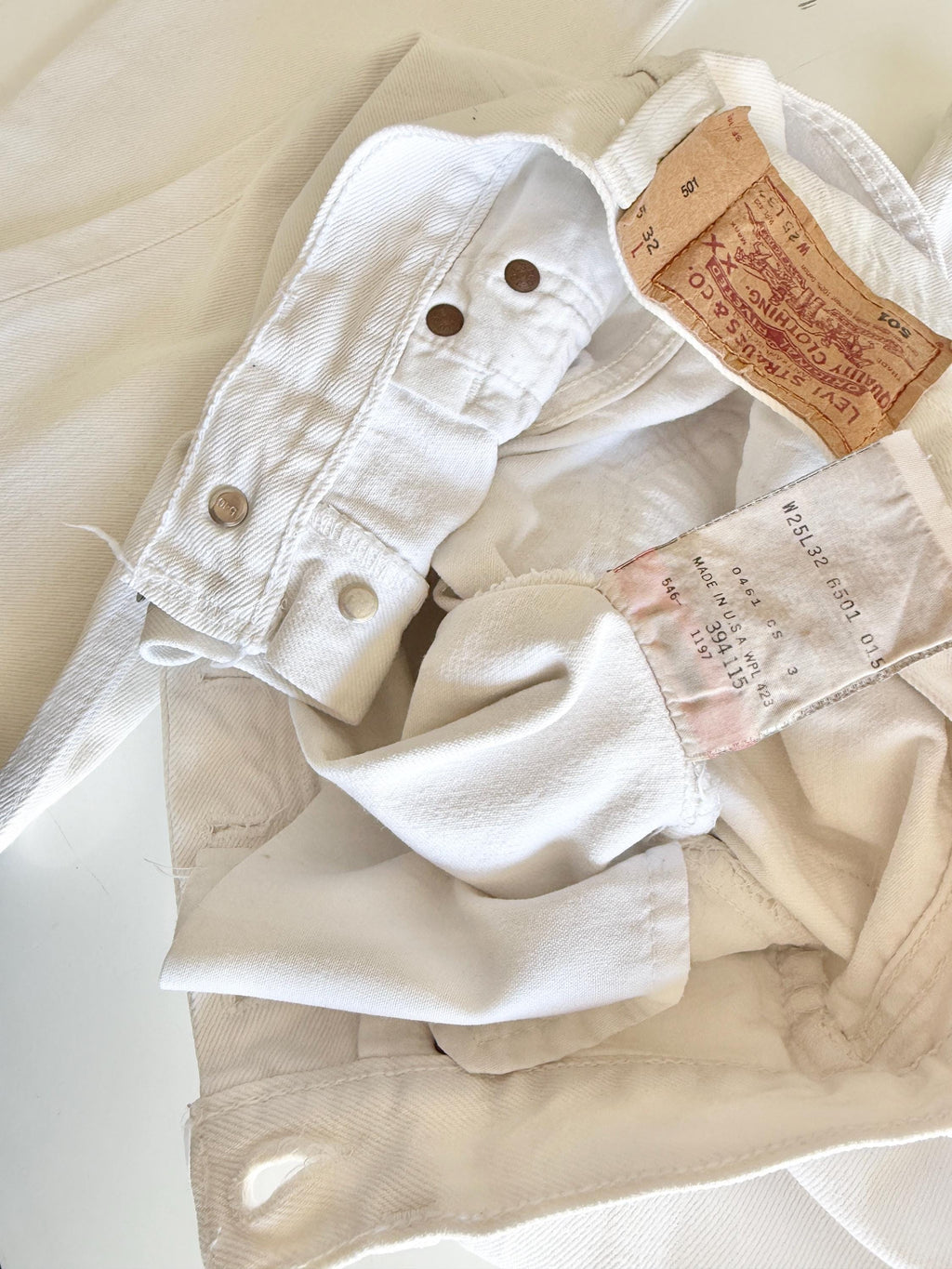 W23 L31 Levis 501 vintage 22-23” measured waist white made in USA 90s denim