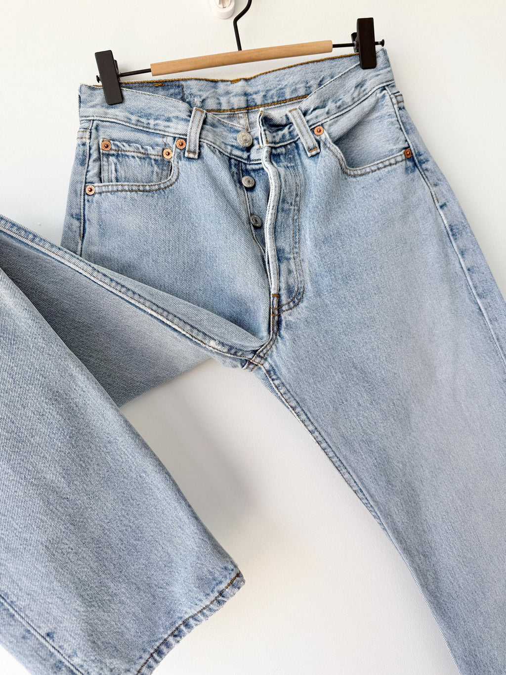 W25 L31 Levis 501 vintage 25” measured waist medium light blue made in 90s