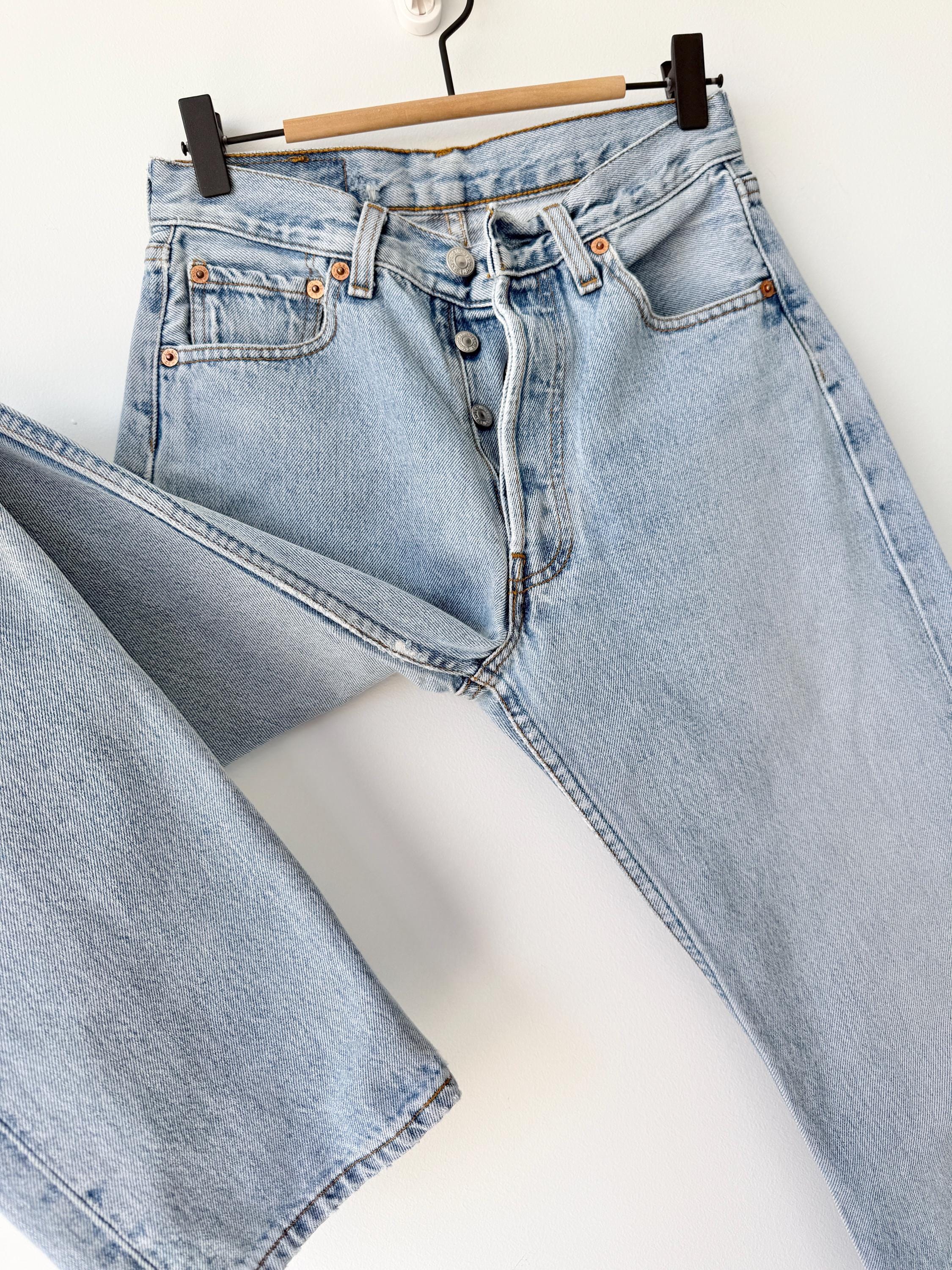 W25 L31 Levis 501 vintage 25” measured waist medium light blue made in 90s