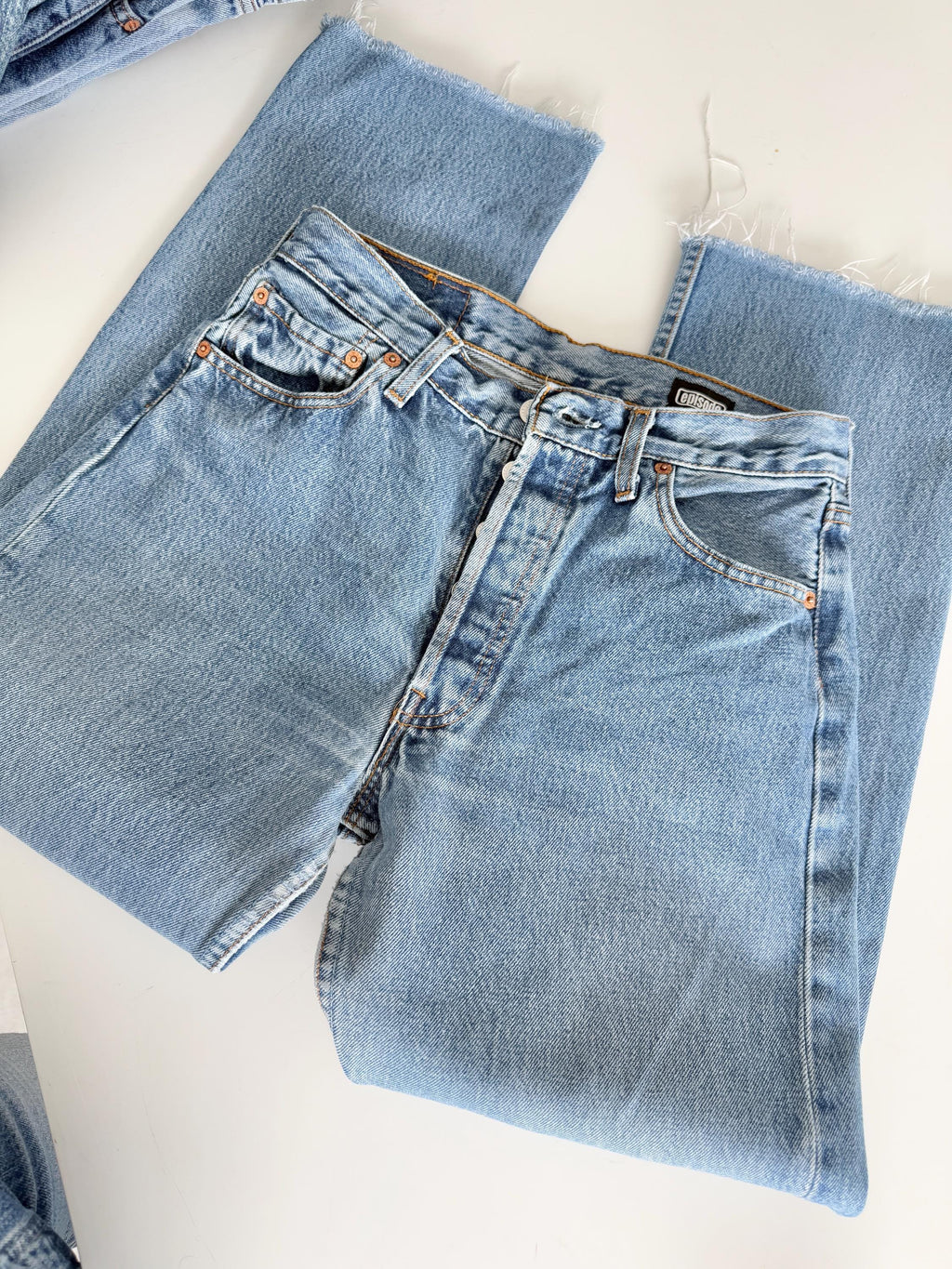 Levis 501s  vintage w26/27 L27 medium blue 501s made in the U.K.  straight leg jeans 501 26”/27” waist