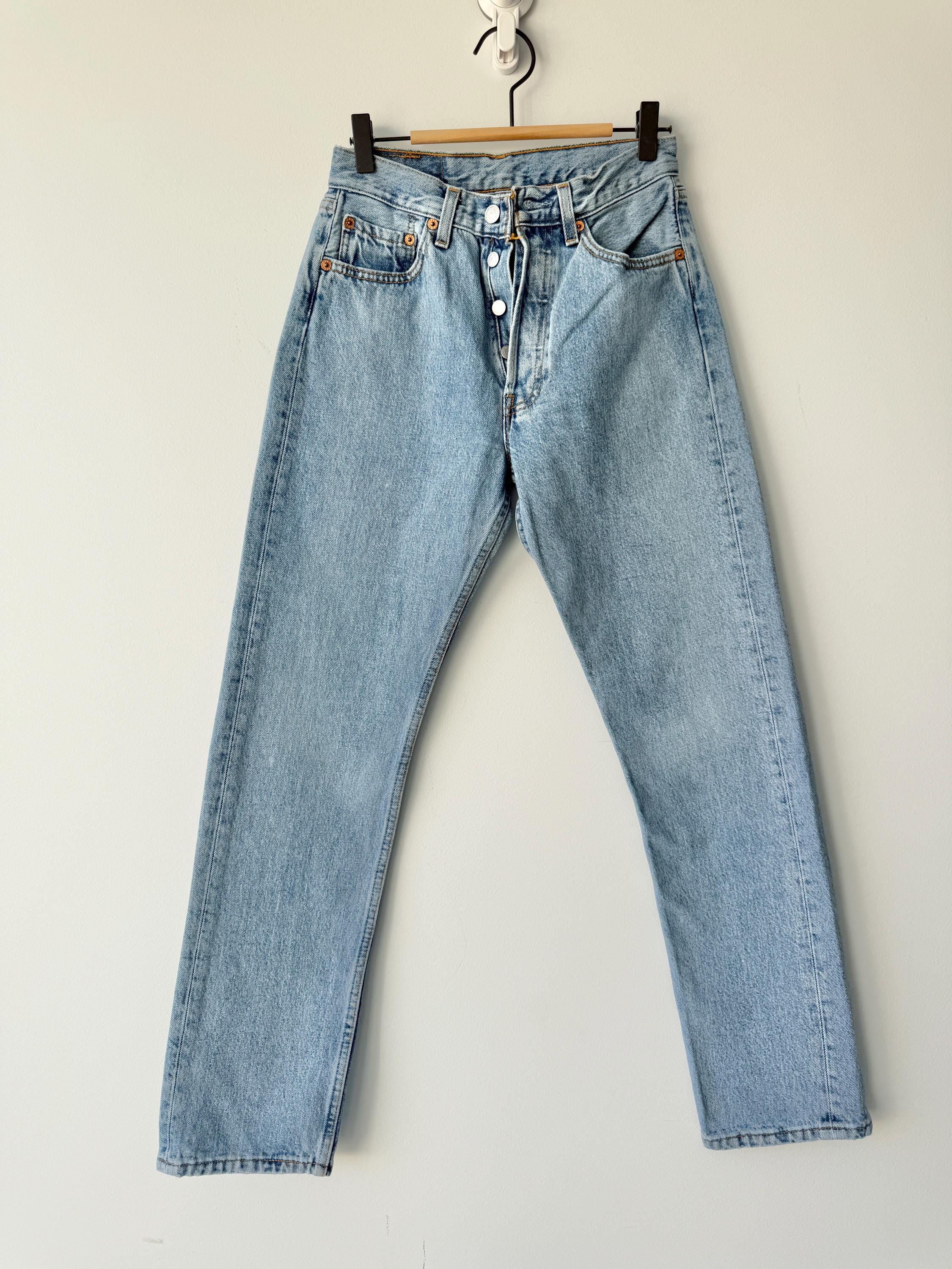 W25 L30 vintage Levis 501 25” measured waist medium blue made in 90s