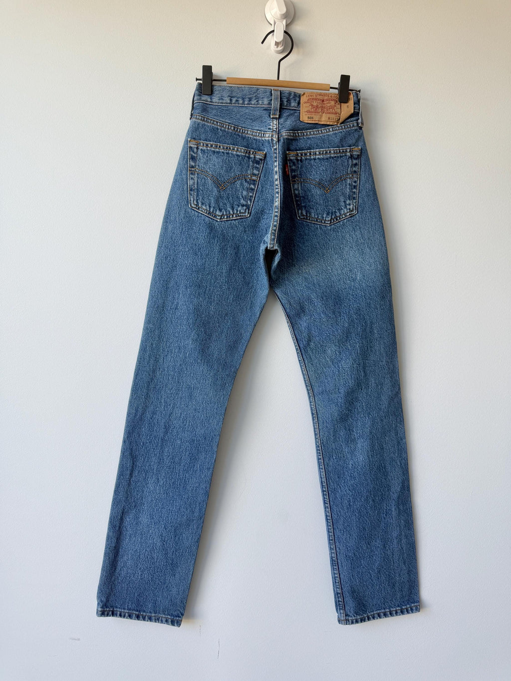 W23 L31 Levis 501 vintage 22-23” measured waist dark blue made in Croatia  Y2K hol