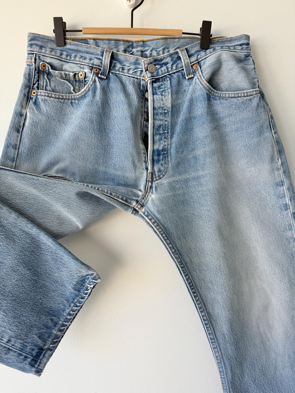 W33 L31 Levis 501 vintage 33” measured waist medium faded blue made in 90s USA