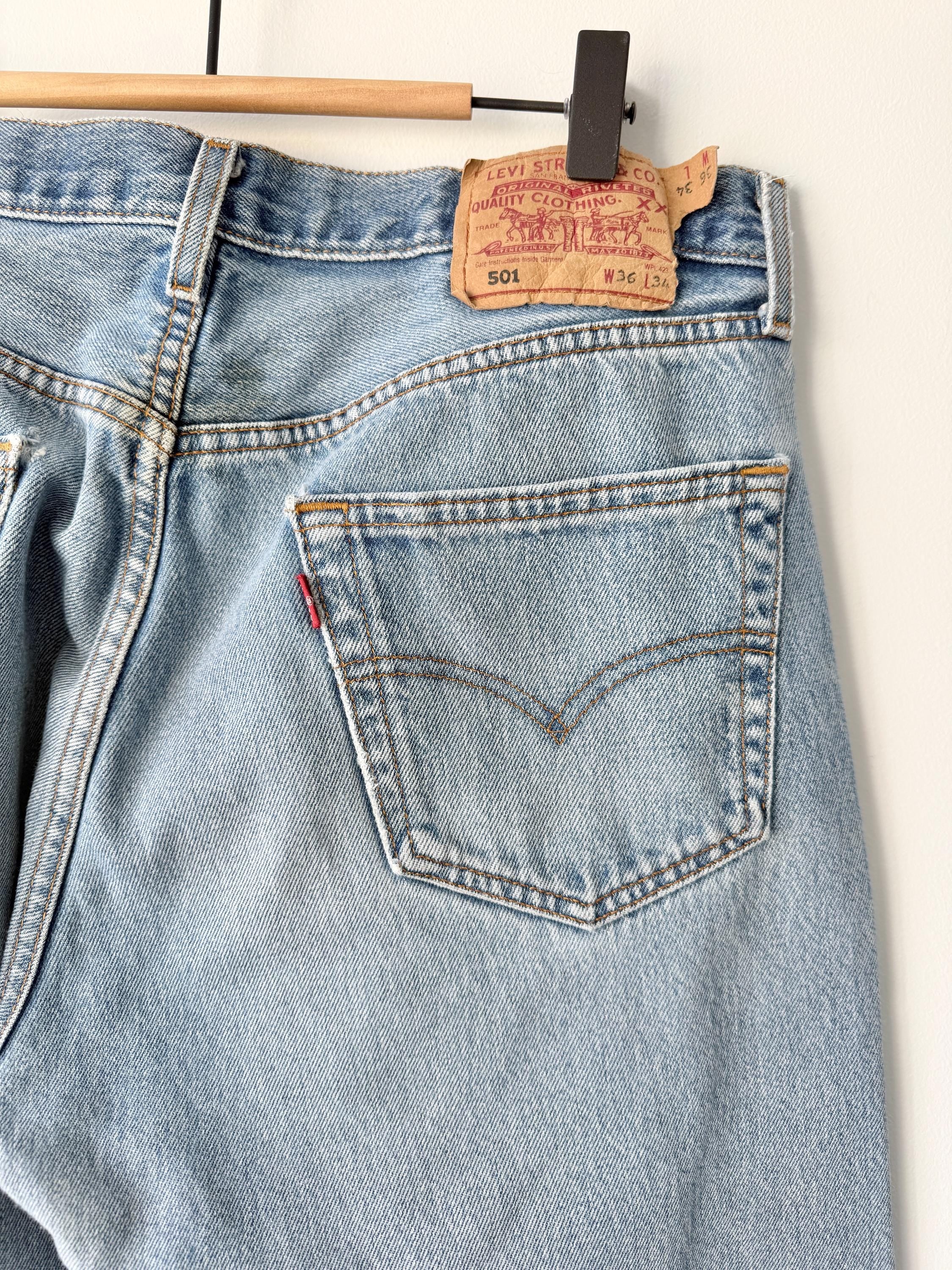 W33 L33 vintage Levis 501 33” measured waist medium faded blue denim made in Y2K